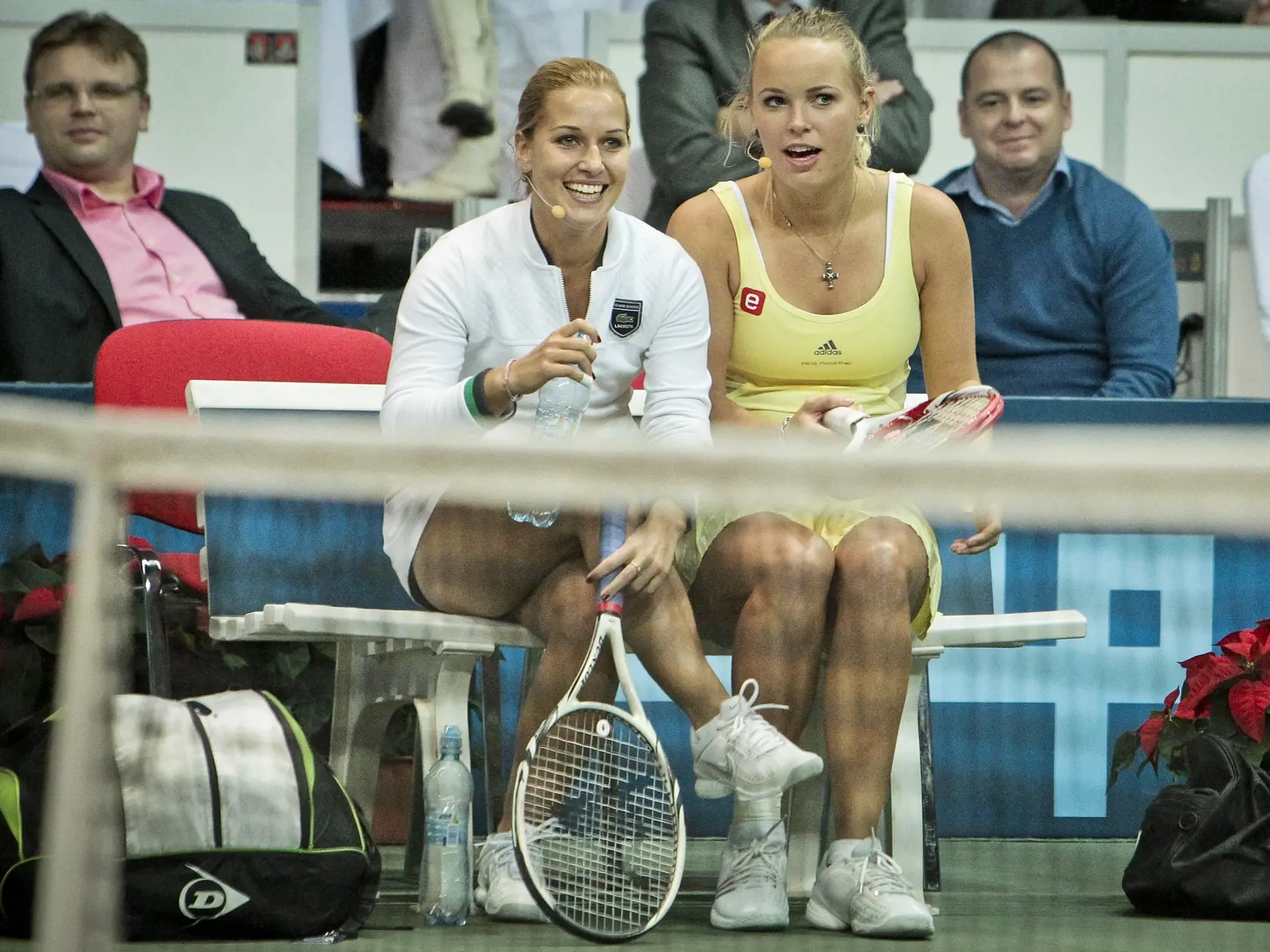 Na snimke zlava slovenska zenska tenisova jednotka Dominika Cibulkova a svetova zenska tenisova jednotka Caroline Wozniacki pocas exhibicneho zapasu Tennis Classic.