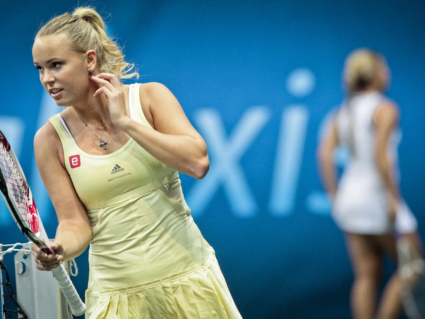 Na snimke svetova zenska tenisova jednotka Caroline Wozniacki pocas exhibicneho tenisoveho zapasu TENNIS CLASSIC proti slovenskej zenskej tenisovej jednotke Dominike Cibulkovej.