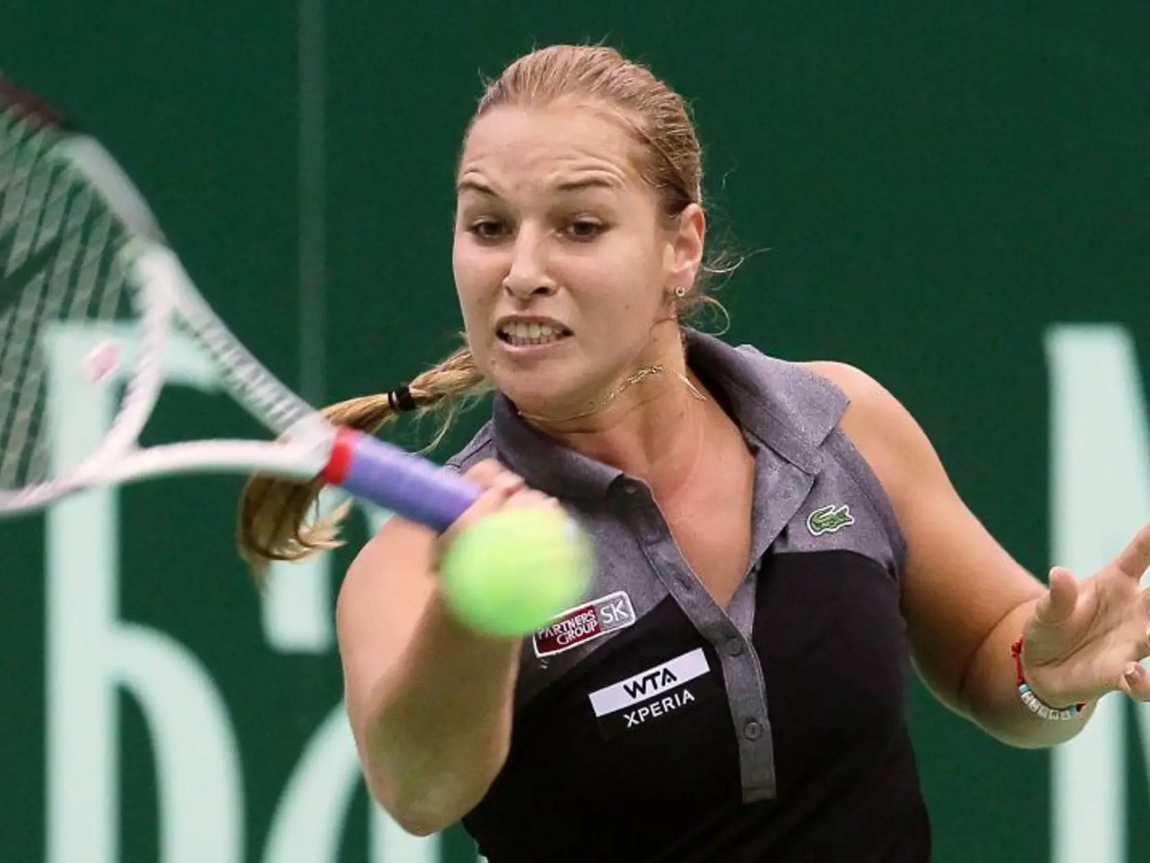 JB 25 Moskva - Slovenská tenistka Dominika Cibulková odvracia loptièku Dánke Caroline Wozniackej vo štvrfinále tenisového turnaja WTA v Moskve 19. októbra 2012. FOTO TASR/EPA epa03437303 epa03438612 Dominika Cibulkova of Slovakia returns the ball to Caroline Wozniacki of Denmark during their quarter final match at the Kremlin Cup tennis tournament in Moscow, Russia, 19 October 2012.  EPA/SERGEI ILNITSKY