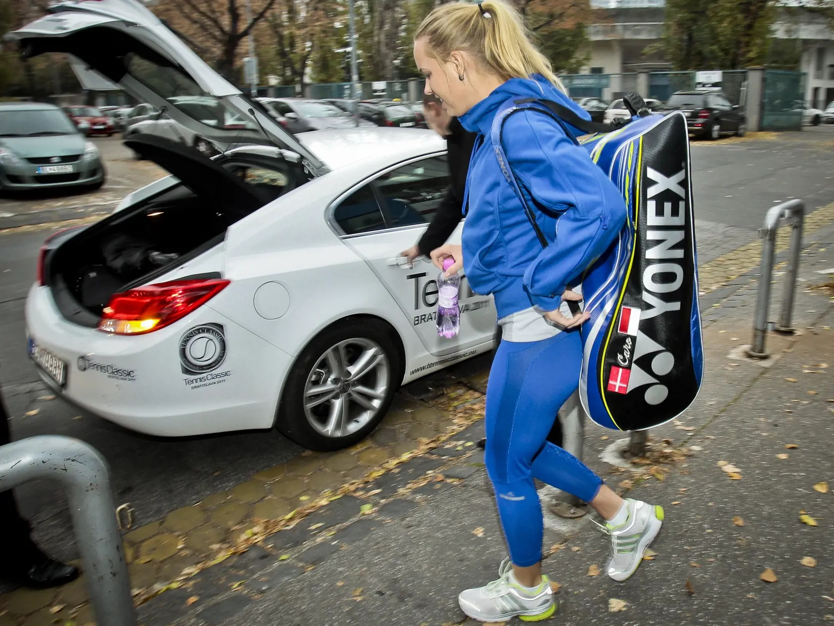 Na snimke svetova tenisova jednotka Caroline Wozniacki odchadza z Narodneho tenisoveho centra po absolvovani ranneho treningu pred exhibiciou Tenis Classics.