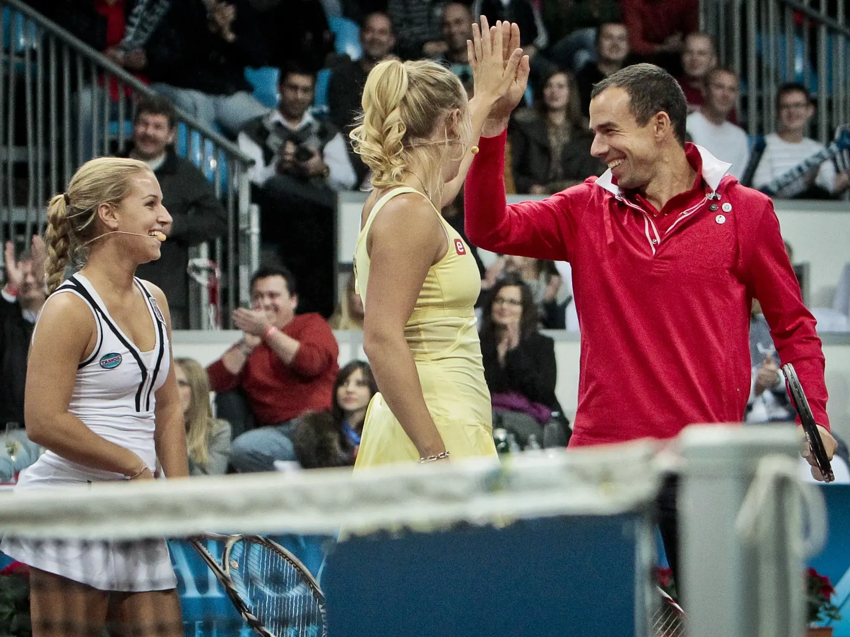 Na snimke zlava slovenska zenska tenisova jednotka Dominika Cibulkova, svetova zenska tenisova jednotka Caroline Wozniacki a byvala slovenska muzska tenisova jednotka Dominik Hrbaty pocas exhibicneho zapasu Tennis Classic.