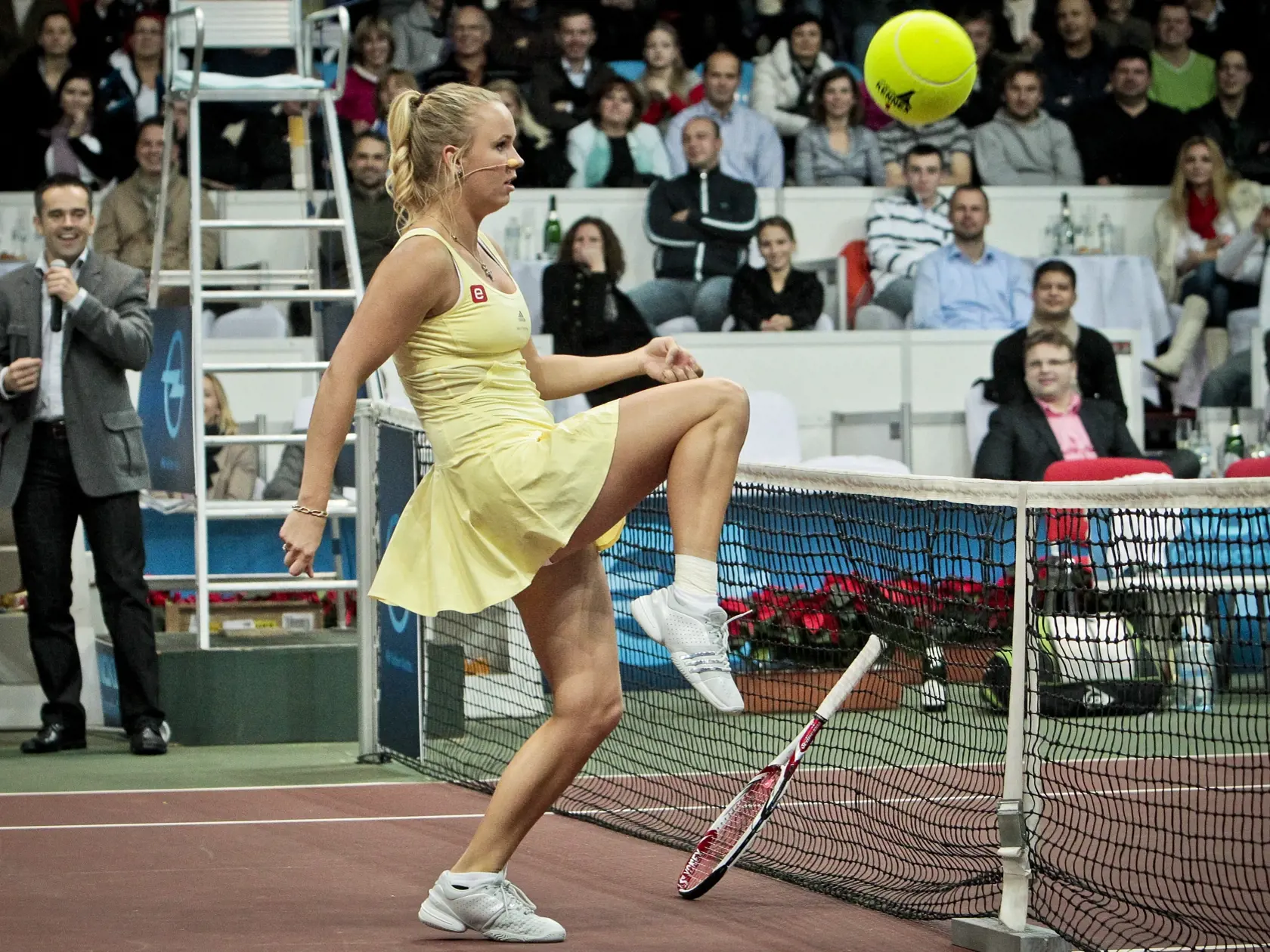Na snimke svetova zenska tenisova jednotka Caroline Wozniacki pocas exhibicneho tenisoveho zapasu TENNIS CLASSIC.