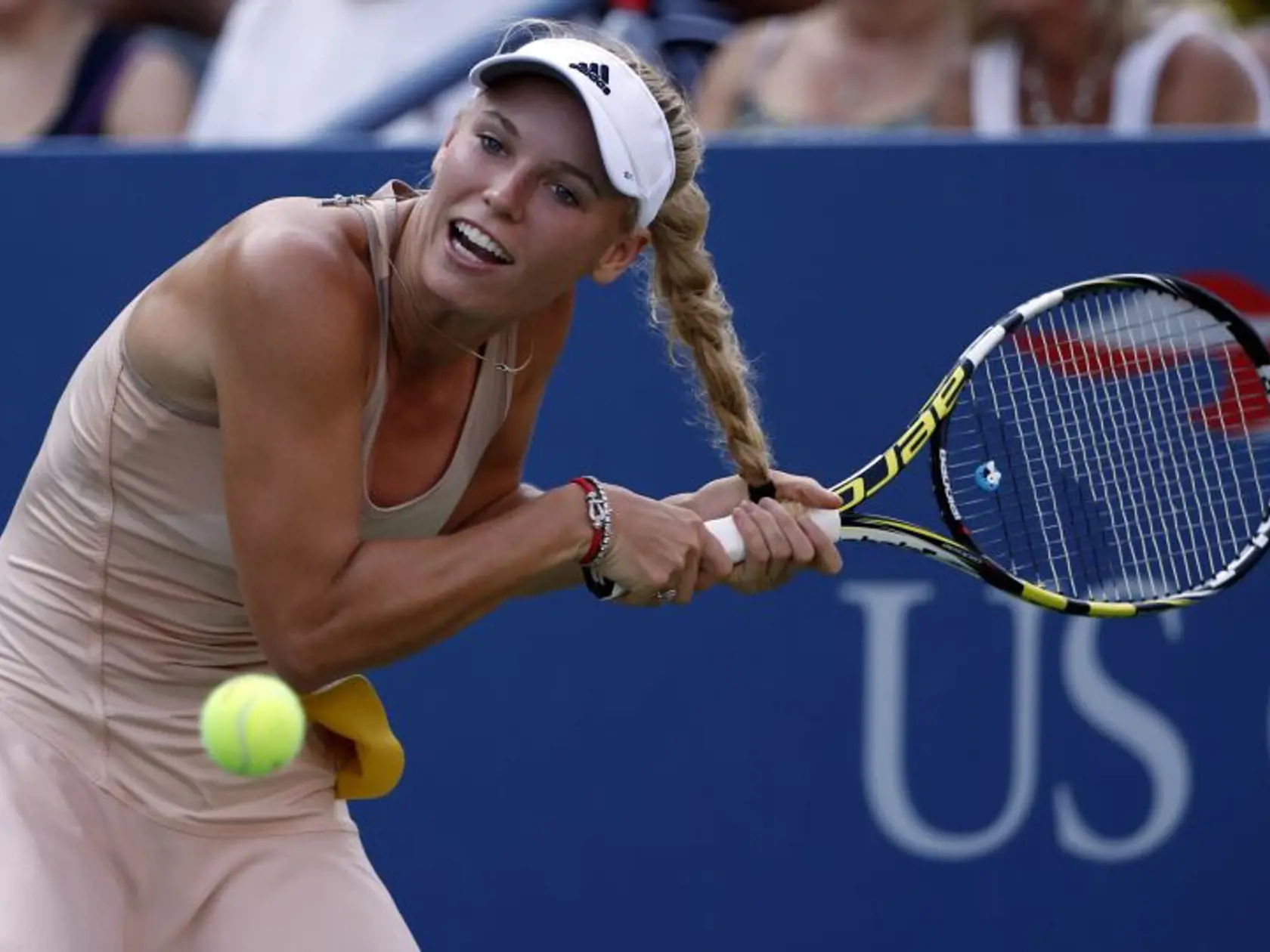 Caroline Wozniacki sa na US Open v roku 2014 nešťastne zamotali vlasy do tenisovej rakety.