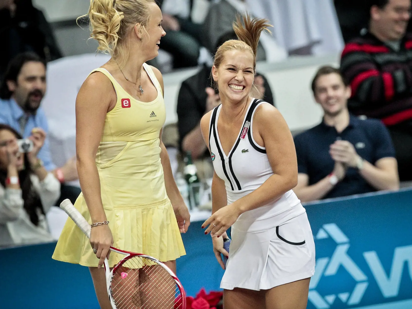 Na snimke zlava svetova zenska tenisova jednotka Caroline Wozniacki a slovenska zenska tenisova jednotka Dominika Cibulkova pocas exhibicneho tenisoveho zapasu TENNIS CLASSIC.