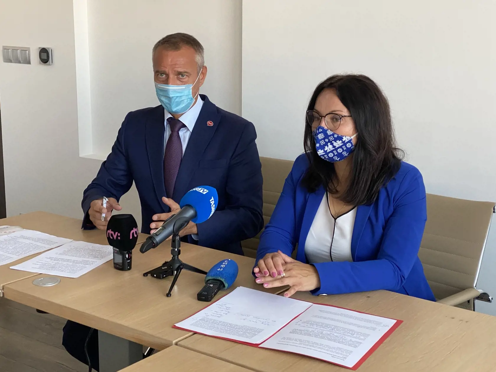 Na snímke zľava člen Výboru pre NR SR pre zdravotníctvo Richard Raši (nezaradený) a primátorka mesta Svidník Marcela Ivančová počas tlačovej konferencie v súvislosti so svidníckou nemocnicou, 7. septembra 2021 vo Svidníku.