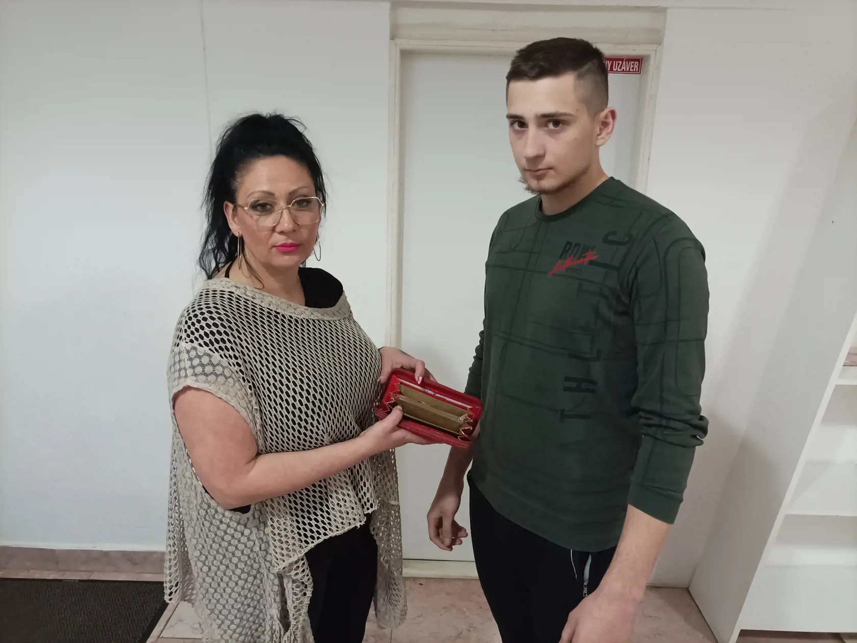 Marika (46), Trenčín a syn Tomáš - "Som kaderníčka. V práci som denne od rána do večera a napriek tomu nedokážem ušetriť ani cent. Nedá sa na ničom šetriť, najmä keď mám doma ešte dve malé deti. Ale aj staršie deti potrebujú peniaze. Takto momentálne vyzerá moja peňaženka. Je prázdna, aj keby som chcela mladším deťom či staršiemu Tomášovi kúpiť čo si prajú, nemôžem si to dovoliť."