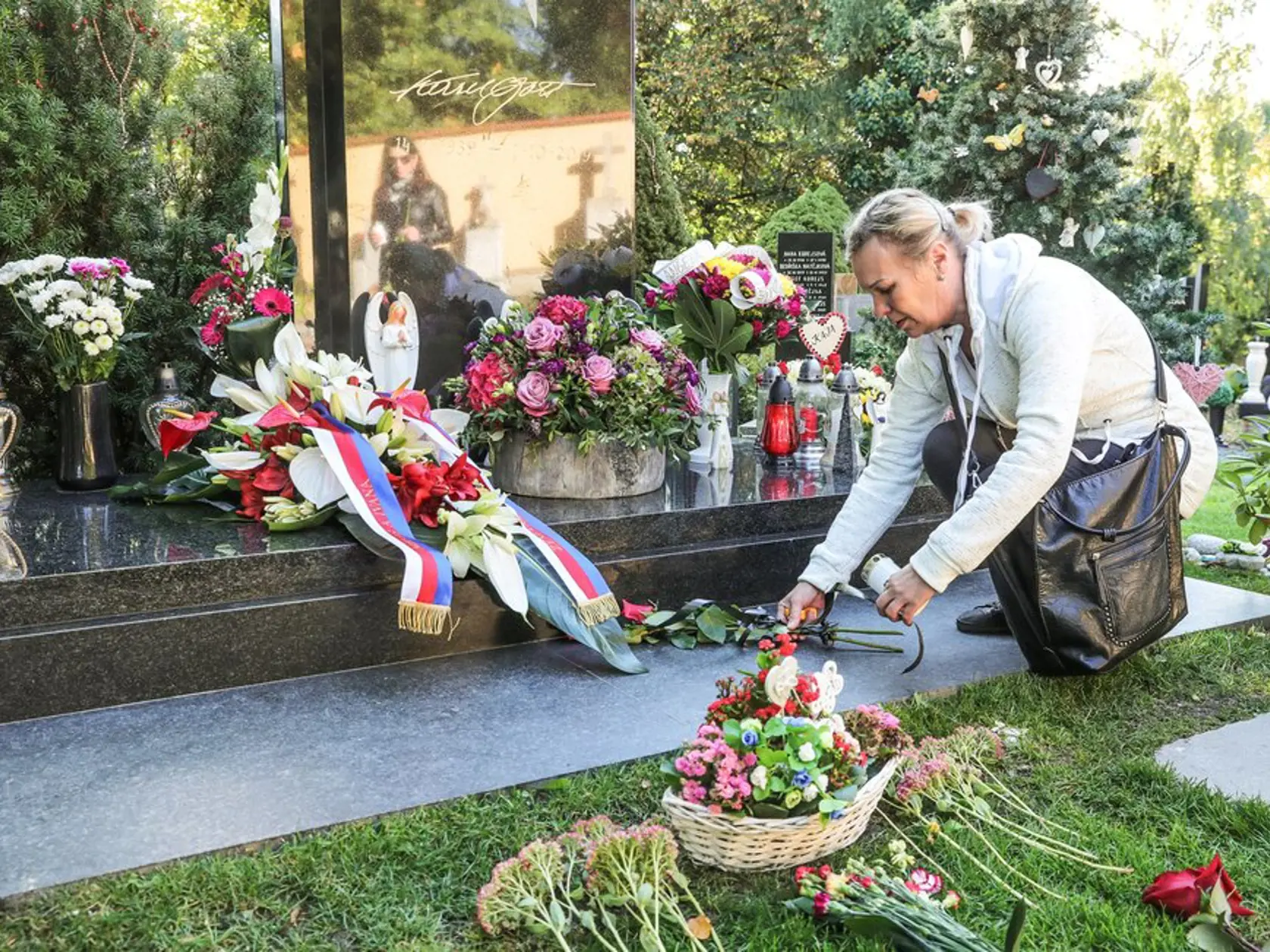 K hrobu Karla Gotta (†80) sa tieto dni (na 2. výročie jeho smrti) schádza množstvo fanúšikov.