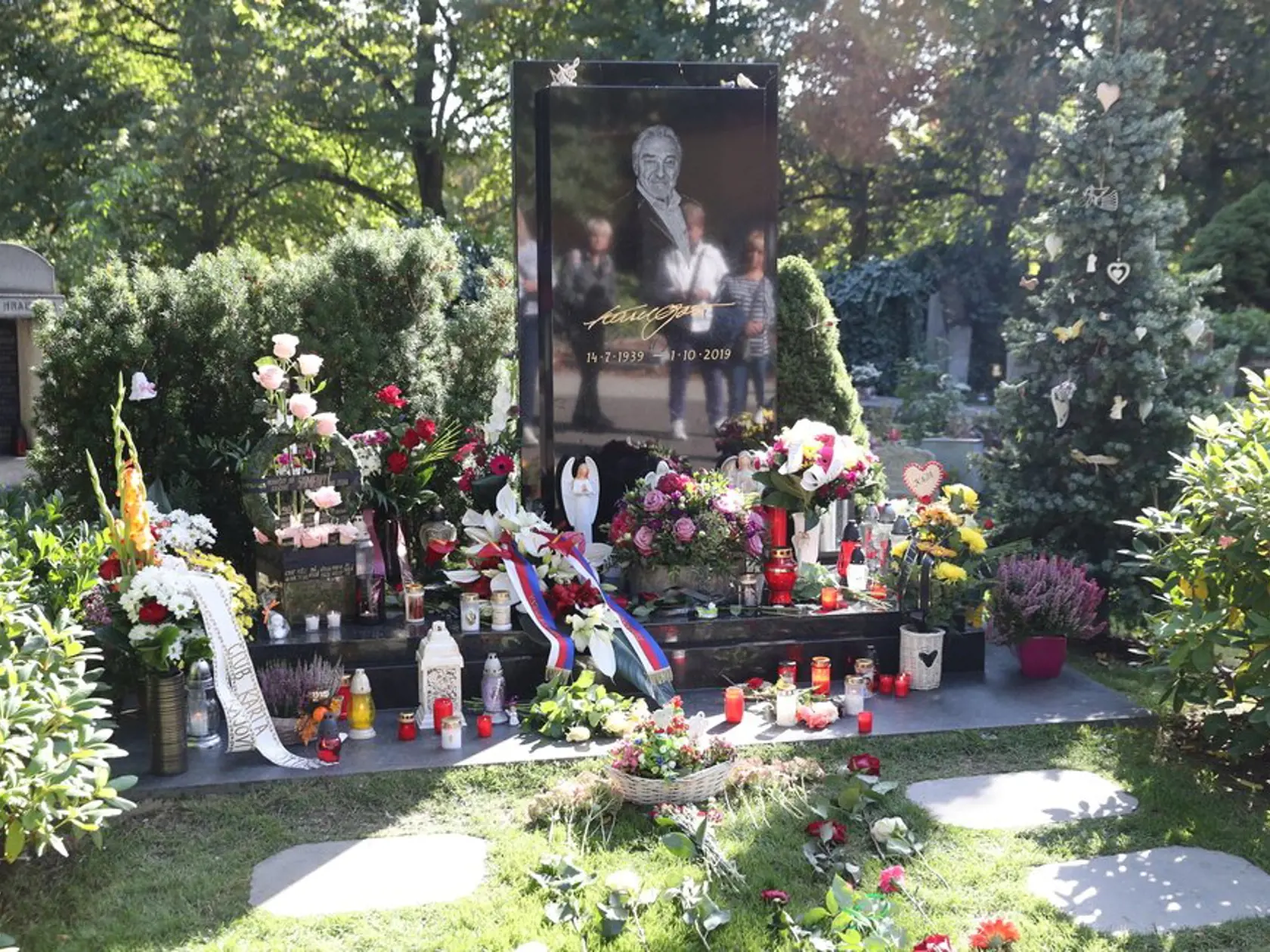 K hrobu Karla Gotta (†80) sa tieto dni (na 2. výročie jeho smrti) schádza množstvo fanúšikov.