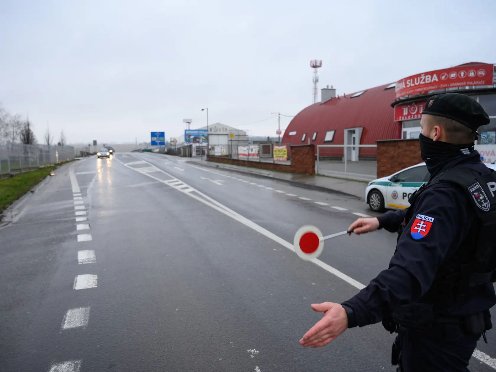 Polícia kontroluje dodržiavanie zákazu vychádzania.