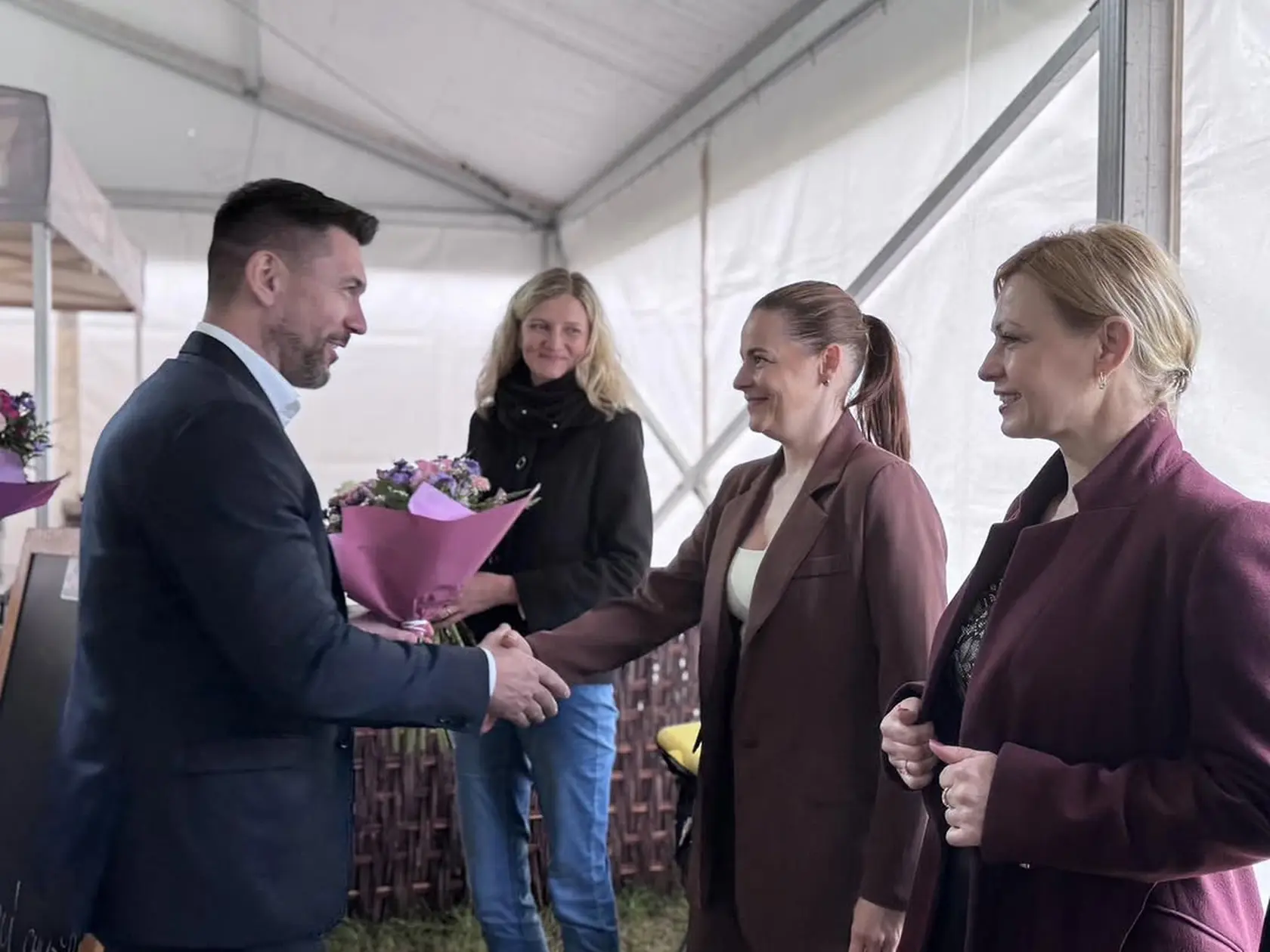 Minister pôdohospodárstva Richard Takáč (Smer) vysmiaty rozdáva kvety. Avizoval, že prvá fáza slintačky ja za nami.