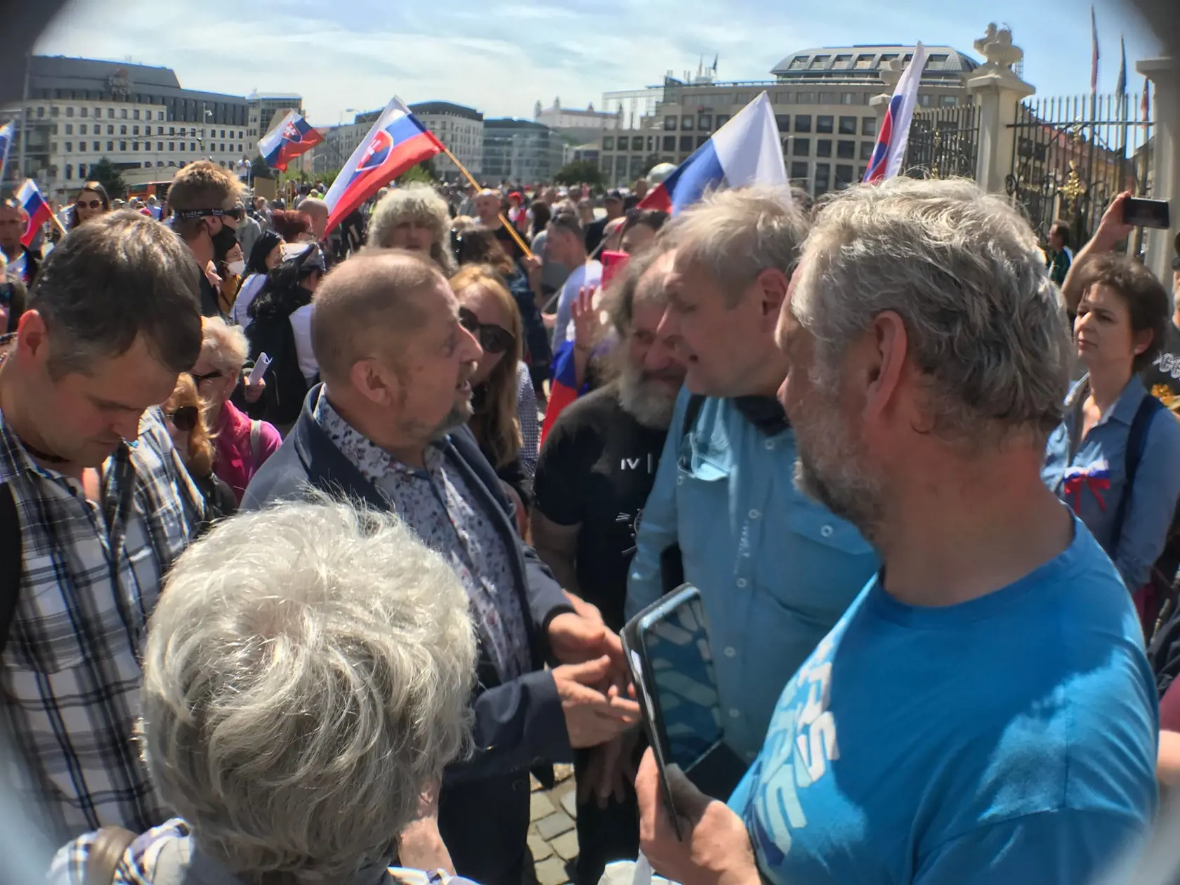 Veľkým vzorom a podporovateľom Krajníkovej je neúspešný kandidát na prezidenta Štefan Harabin. Na archívnom zábere  sa vybral do ulíc Bratislavy, aby oslávil Sviatok práce. Samozrejme, napriek pandémii bez rúška... (archívne foto)