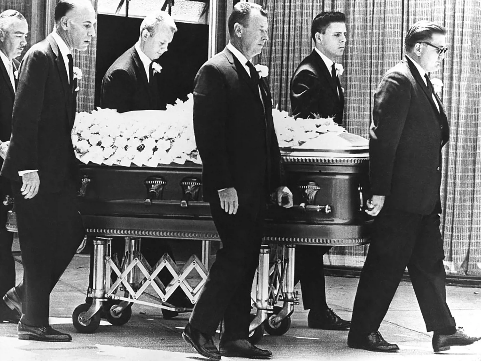 Pohreb Marilyn Monroe sa konal 14. augusta 1962.Zosnul herečka vraj naň peniaze nemala.