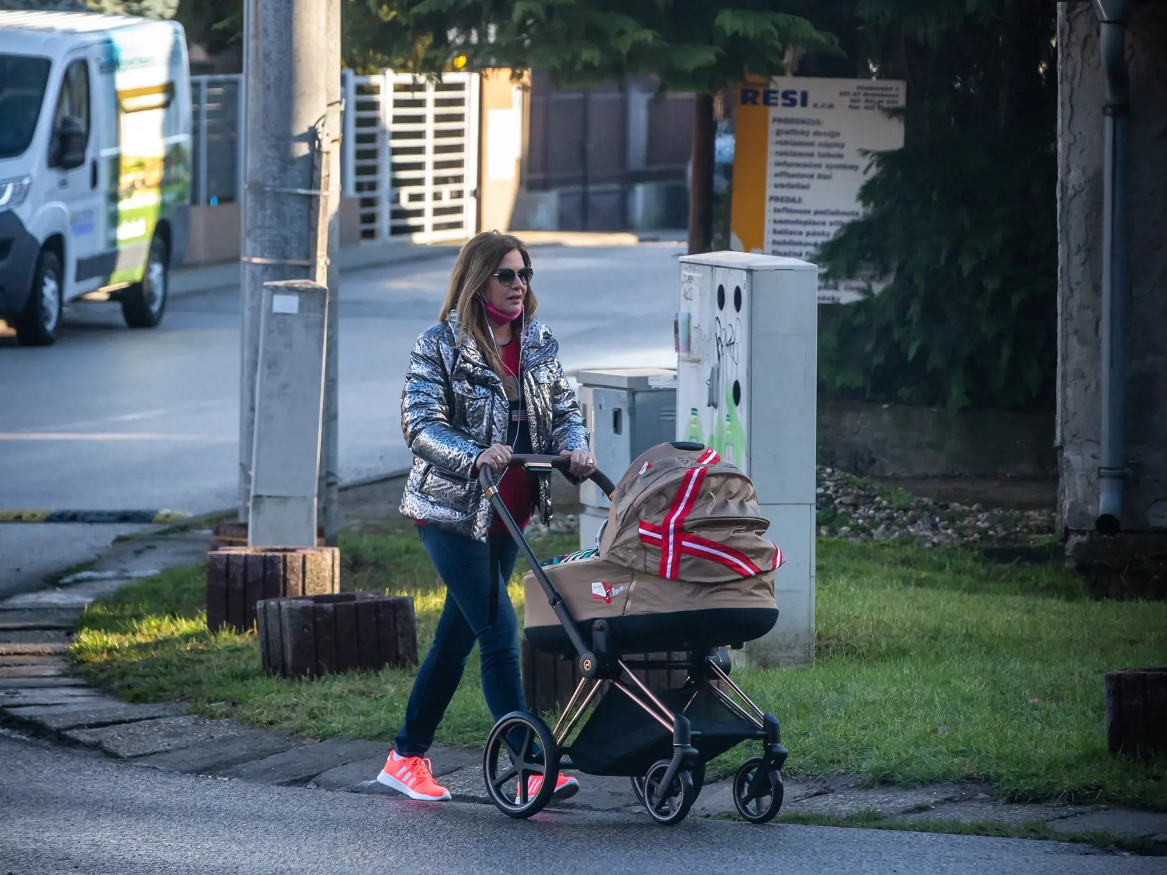Monika Beňová na prechádzke s malou dcérkou