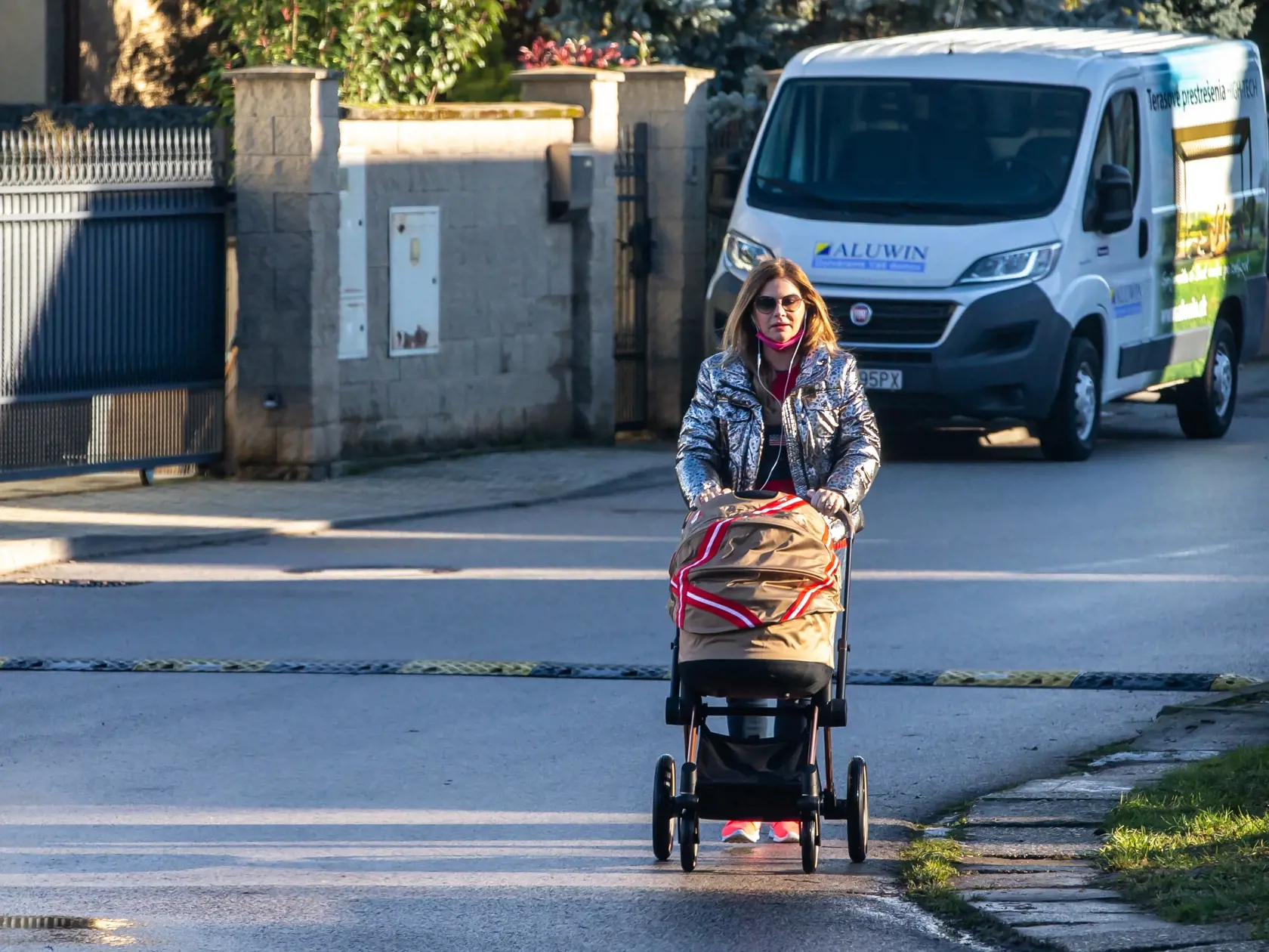 Na snímke je Monika Beňová pri kočíkovaní nedávno narodenej dcérky. Rúšku však riadne nasadenú nemala.