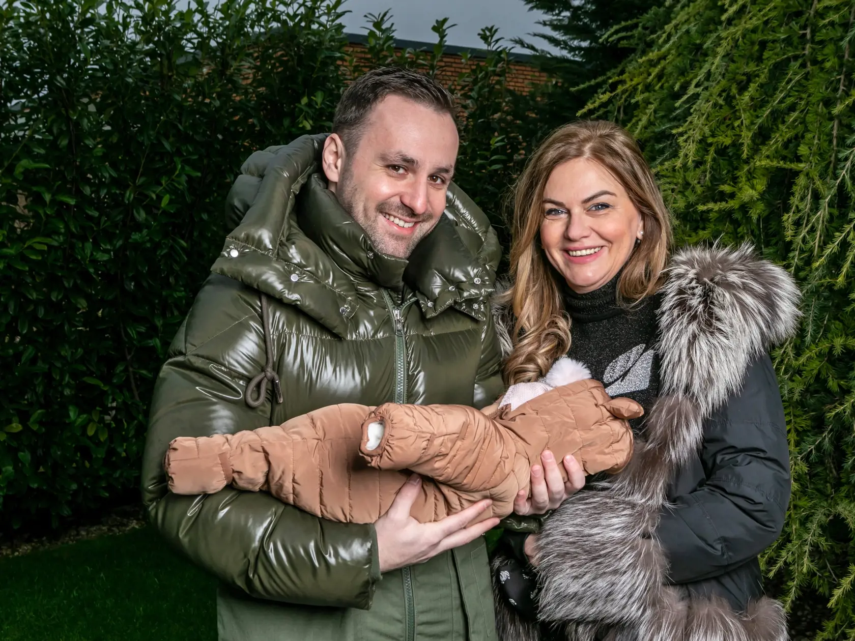 Na snímke europoslankyňa Monika Beňová a jej partner Ľubomír Klčo ako idú na prechádzku kočíkovať. 