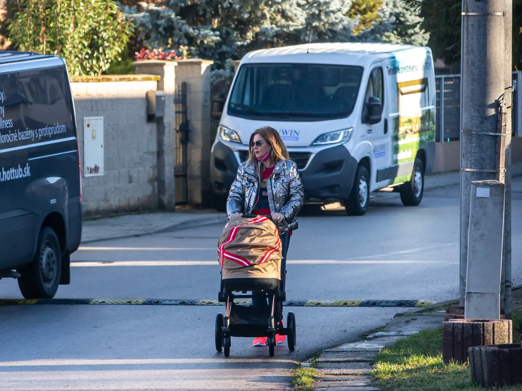 Na snímke je Monika Beňová pri kočíkovaní. Rúško však nemala riadne nasadené.