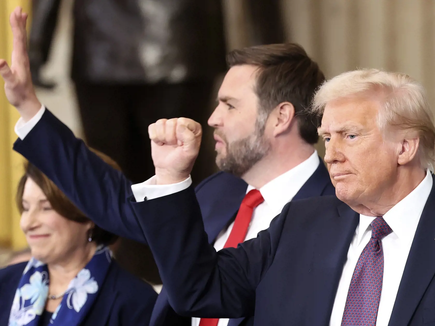 JB 43 Washington - Americký prezident Donald Trump (vpravo) a americký viceprezident J.D. Vance reagujú po tom, ako zložili prísahu počas dnešnej inaugurácie 47. prezidenta USA Donalda Trumpa a 50. viceprezidenta JD Vancea v Rotunde amerického Kapitolu vo Washingtone 20. januára 2025. Republikán Donald Trump v rotunde amerického Kapitolu v pondelok napoludnie miestneho času (18.00 h SEČ) zložil slávnostnú prísahu na svoje druhé funkčné obdobie a stal sa tak 47. prezidentom Spojených štátov amerických. Informuje o tom TASR. FOTO TASR/AP

President Donald Trump, right, and Vice President JD Vance gesture to the crowd during the 60th Presidential Inauguration in the Rotunda of the U.S. Capitol in Washington, Monday, Jan. 20, 2025. (Kevin Lamarque/Pool Photo via AP)
