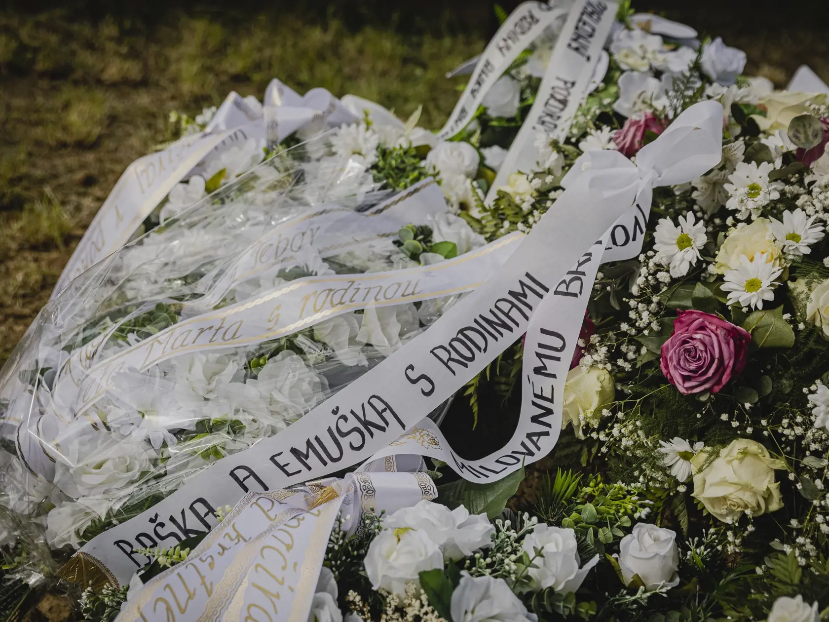 Na snímke miesto posledného odpočinku zosnulého slovenského herca Daniela Heribana na cintoríne v obci Suchá nad Parnou.