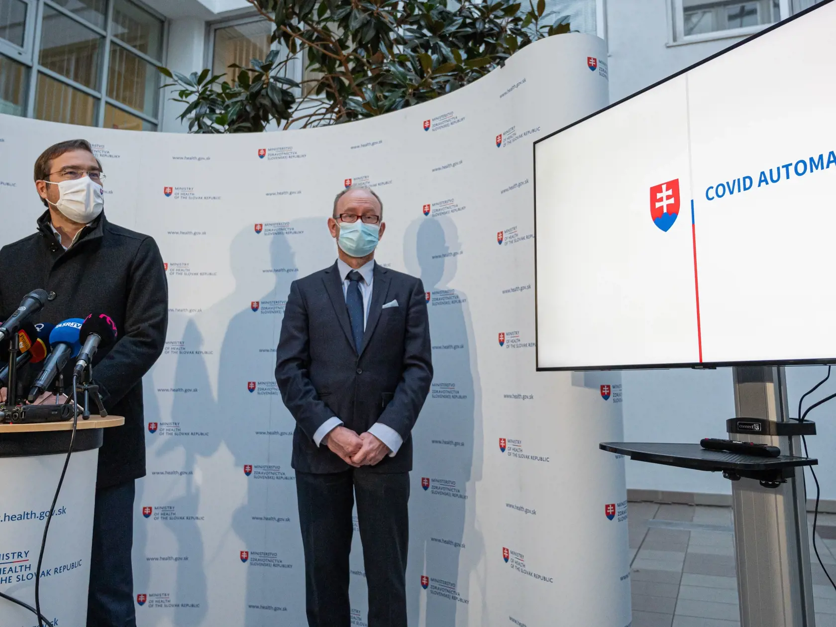 Na snímke zľava minister zdravotníctva Marek Krajčí (OĽaNO), epidemiológ a člen konzília odborníkov Pavol Jarčuška počas brífingu k aktuálnej epidemiologickej situácií na Slovensku. Bratislava, 22. januára 2021. FOTO TASR - Michal Svítok