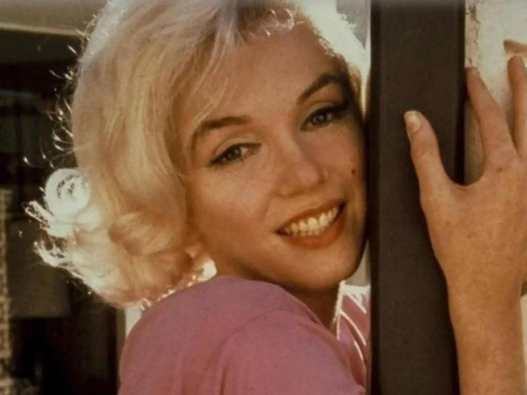Krátko pred jej smrťou však vznikli krásne fotografie, ktoré nenasvedčujú tomu, že by sa herečka lúčila so životom. Ktovie či Marilyn Monroe tušila, keď ju 13. júla 1962 fotil jej priateľ a fotograf George Barris, že o pár dni už nebude medzi živými.