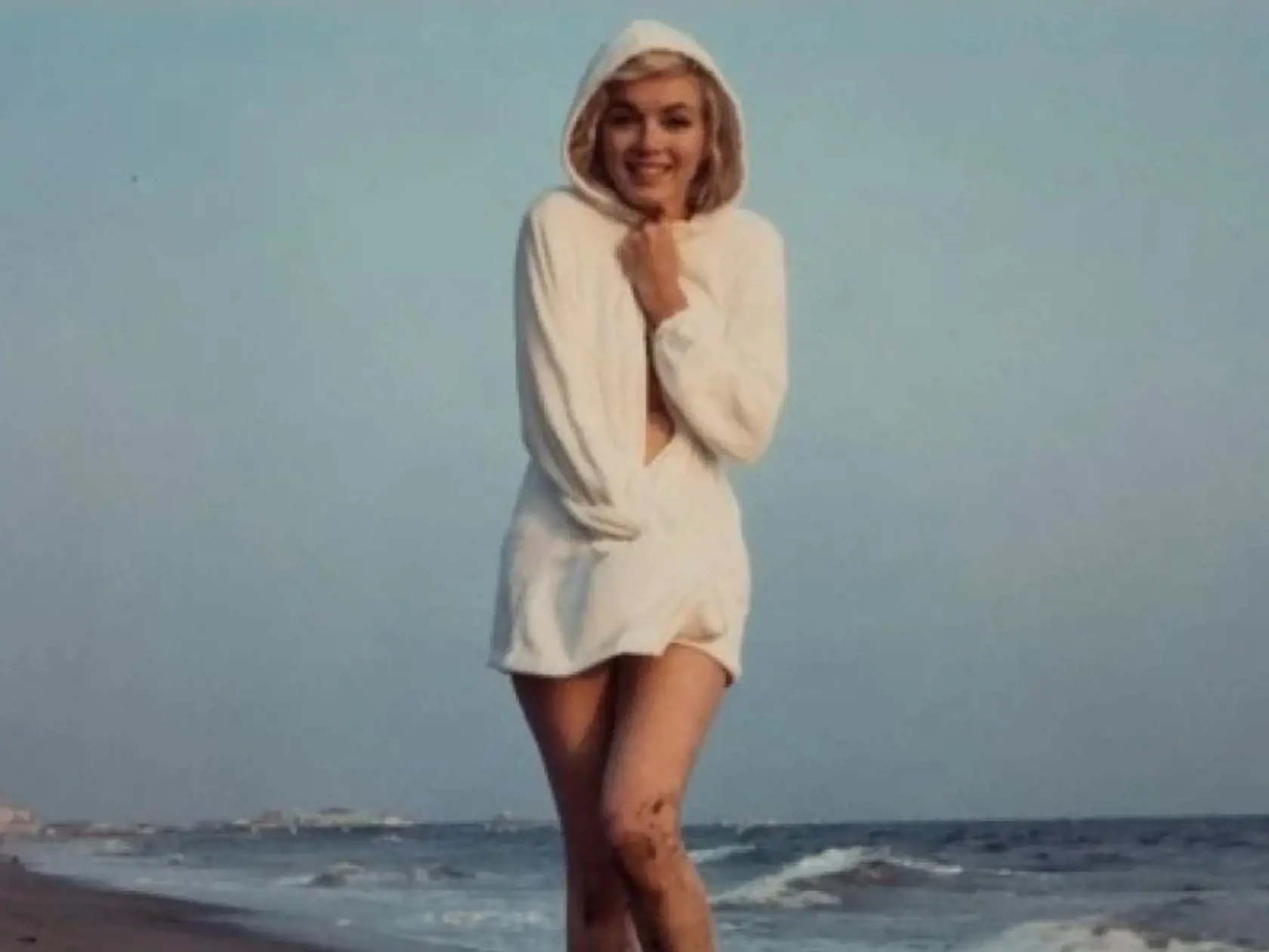 Krátko pred jej smrťou však vznikli krásne fotografie, ktoré nenasvedčujú tomu, že by sa herečka lúčila so životom. Ktovie či Marilyn Monroe tušila, keď ju 13. júla 1962 fotil jej priateľ a fotograf George Barris, že o pár dni už nebude medzi živými.