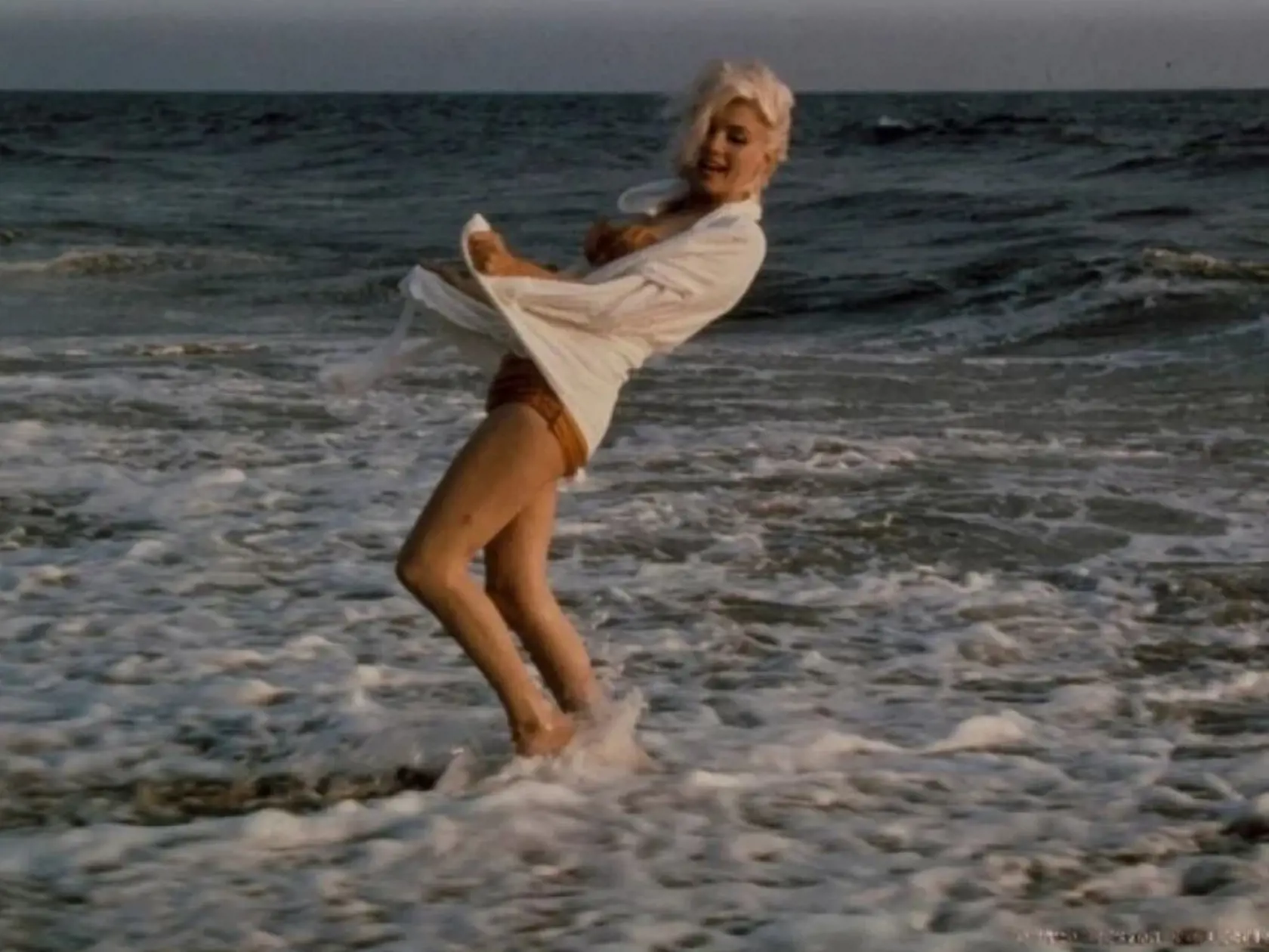 Krátko pred jej smrťou však vznikli krásne fotografie, ktoré nenasvedčujú tomu, že by sa herečka lúčila so životom. Ktovie či Marilyn Monroe tušila, keď ju 13. júla 1962 fotil jej priateľ a fotograf George Barris, že o pár dni už nebude medzi živými.