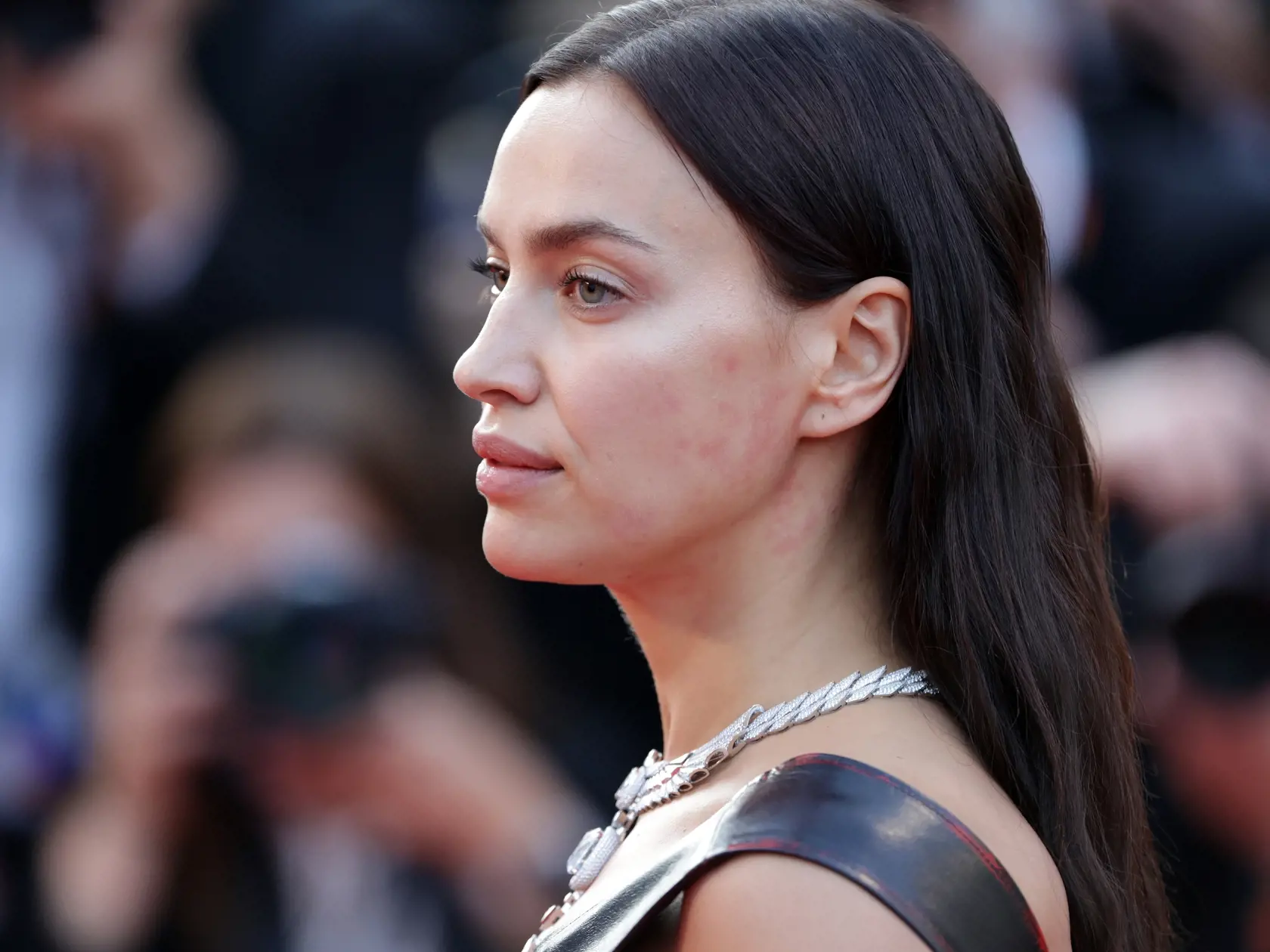 Irina Shayk v Cannes vo veľmi odvážnom outfite.