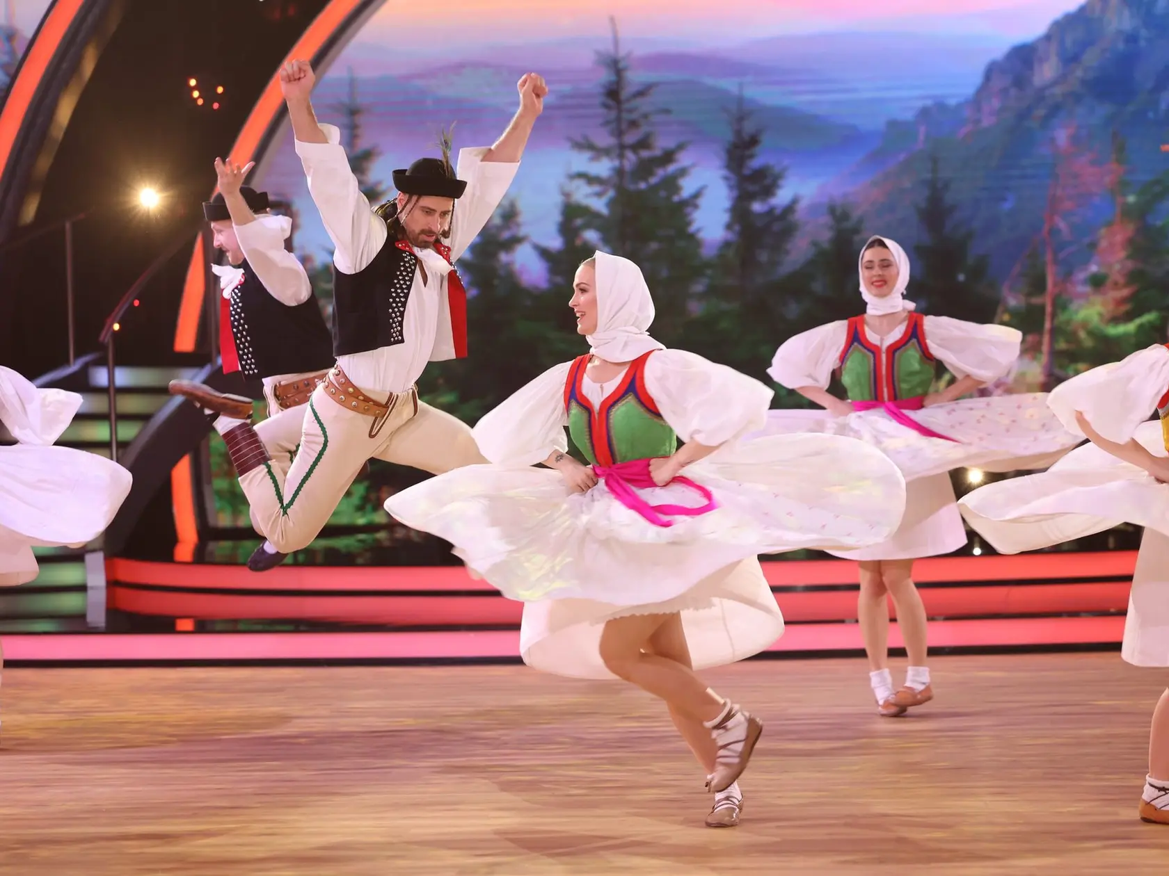 8. kolo Let's Dance. Na snímke Peter Sagan a Eliška Lenčešová.