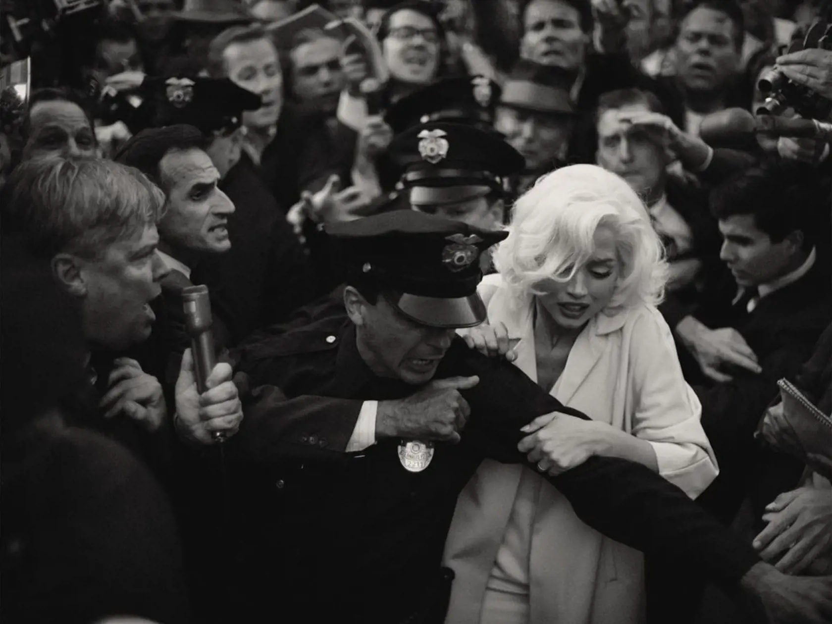 Prvý pohľad na herečku Anu de Armas, ktorá stvárnila hollywoodsku ikonu Marilyn Monroe v novom životopisnom filme Blonde od Netflixu.