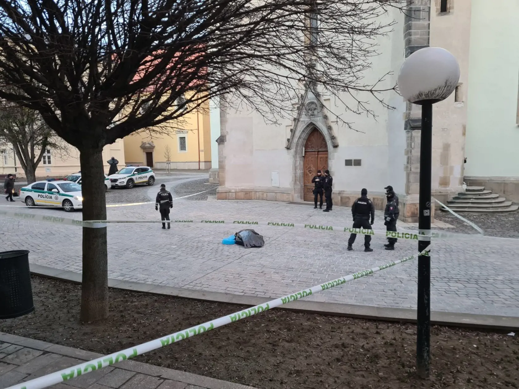 Telo mŕtveho mladého muža našli pod vežou prešovskej konkatedrály vysokej 71 metrov.