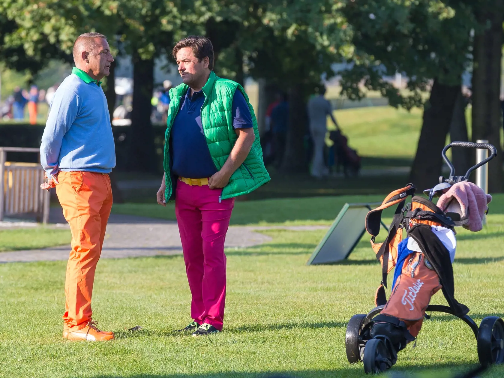 Odsúdený Marian Kočner (vpravo) sa venoval aj rekreačnému golfu. V minulosti sa v jeho spoločnosti ocitol na ihrisku aj podnikateľ, politický marketér a bývalý manžel europoslankyne Moniky Beňovej Fedor Flašík (vľavo).