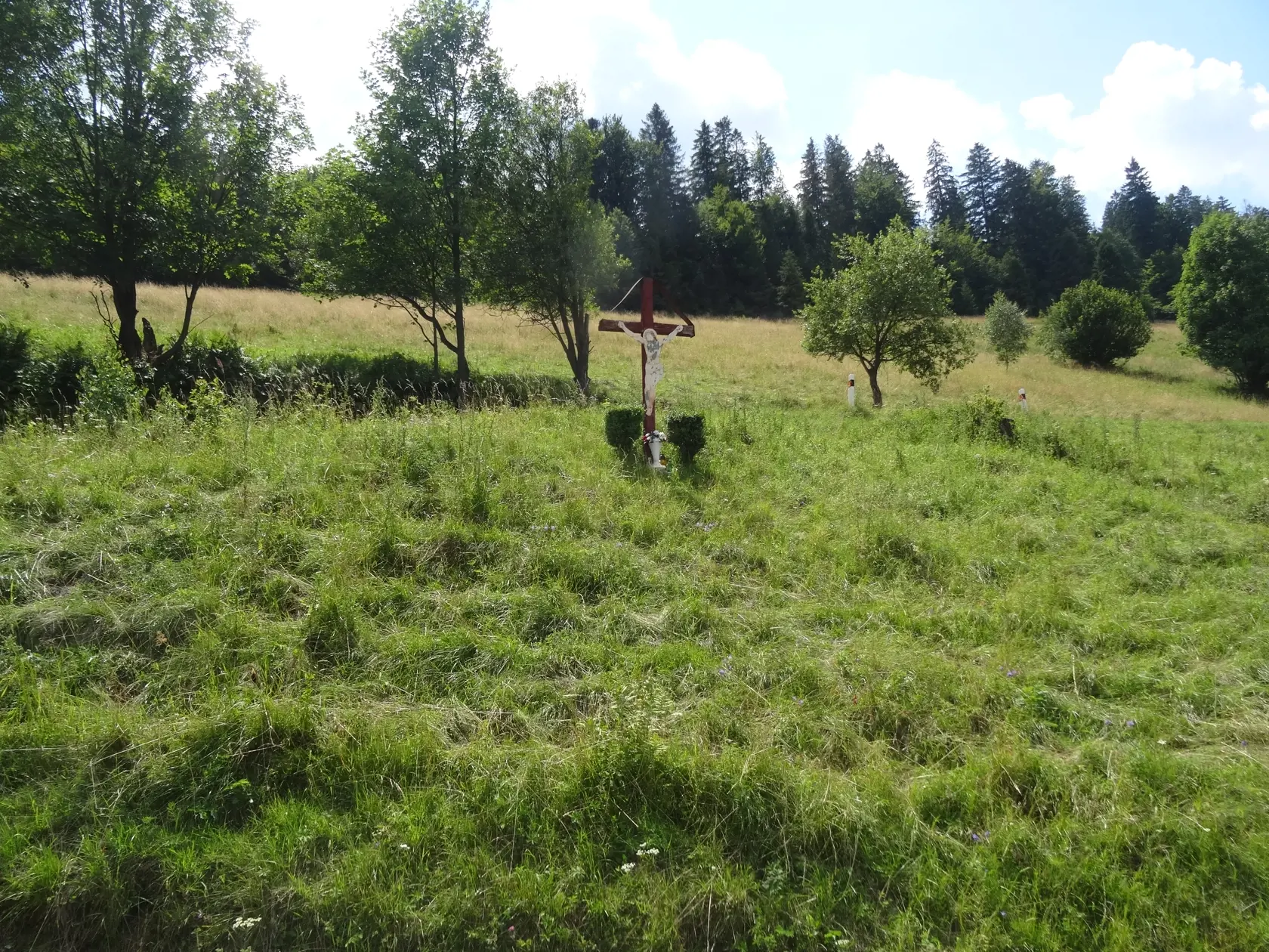 Domáci hovoria, že drevený kríž tu inštalovali pred mnohými rokmi, aby Ukrižovaný ochraňoval pútnikov. Mnohí nechápu, prečo na niektorých vtedy "zabudol".