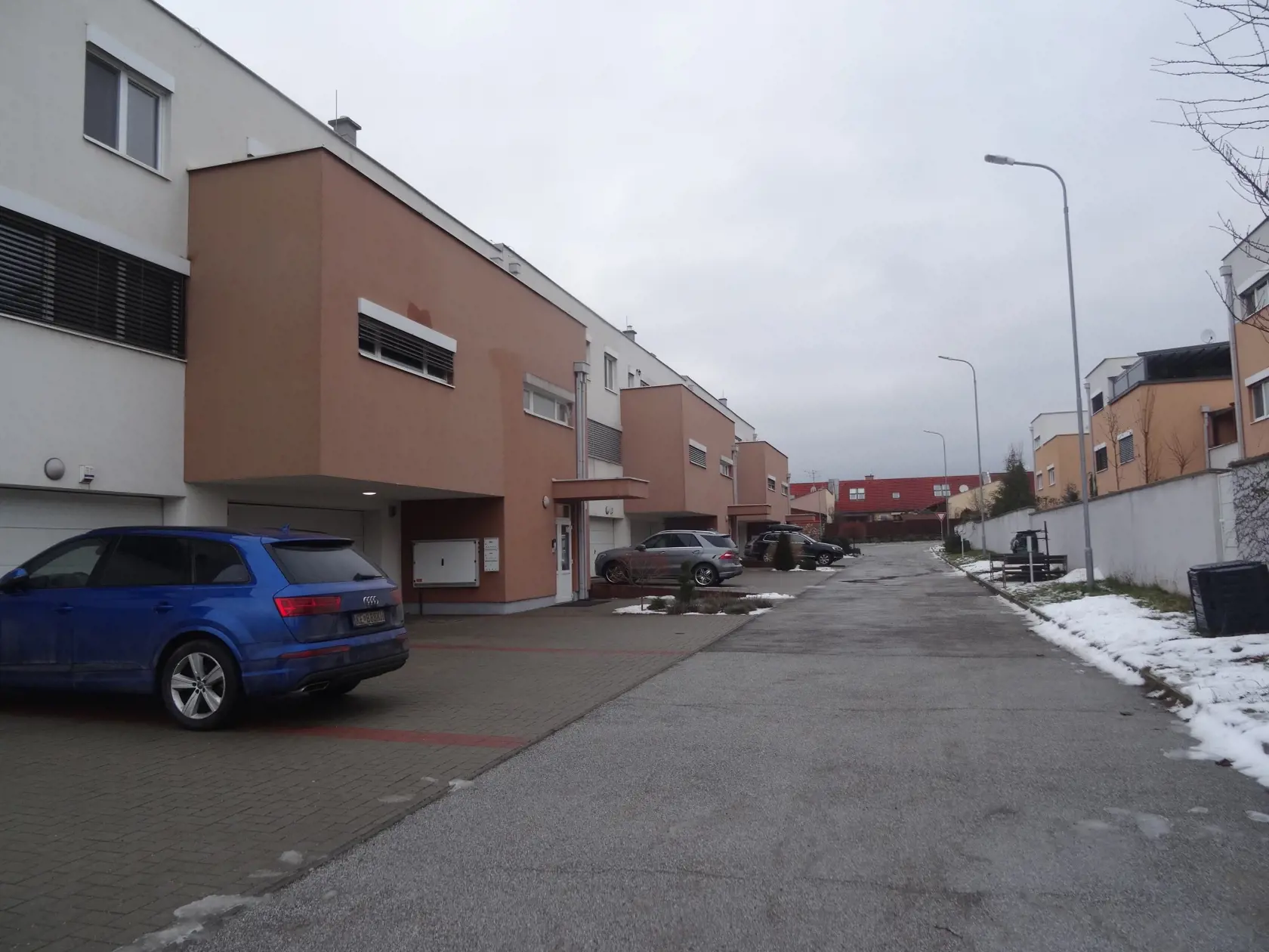 Zadná časť radovky s bytom Rezešovej.