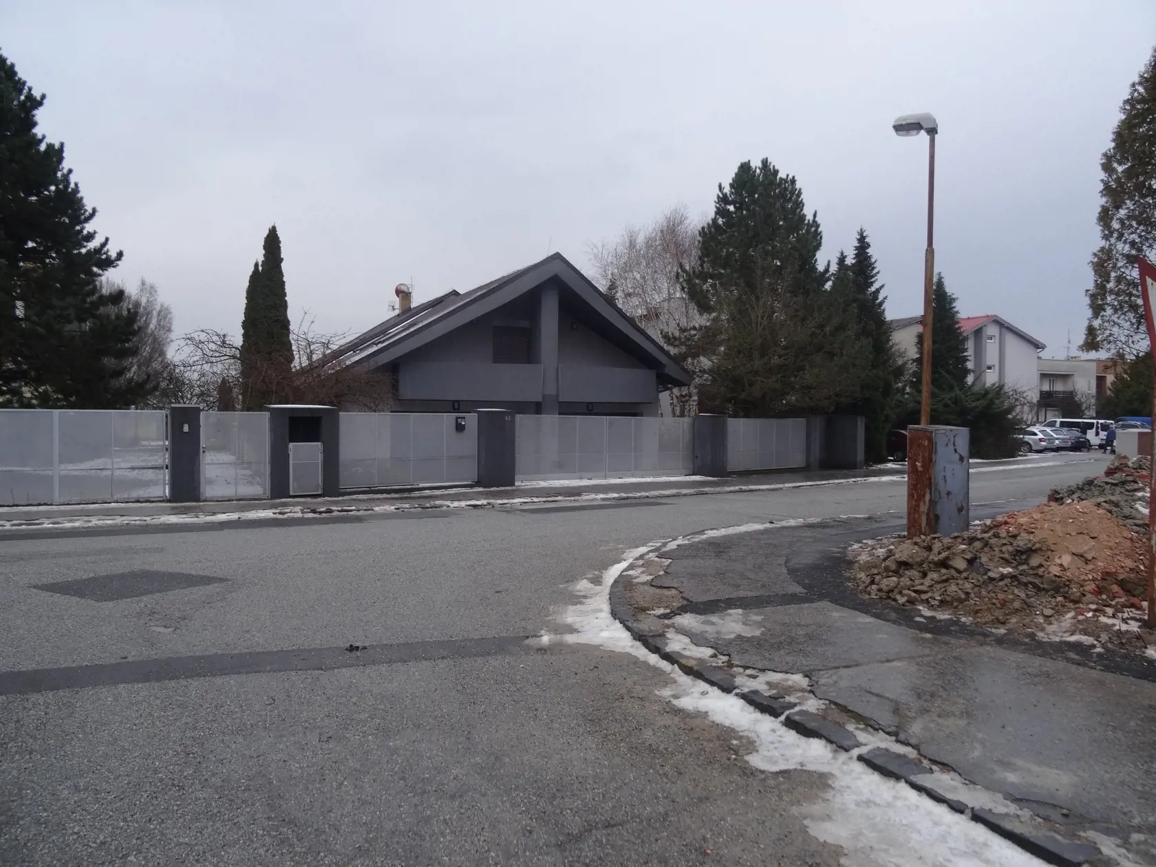 Dom Varholíkovej predala rodina páru dôchodcov potom, keď Eva skončila v base, kvôli autonehode pod vplyvom alkoholu.