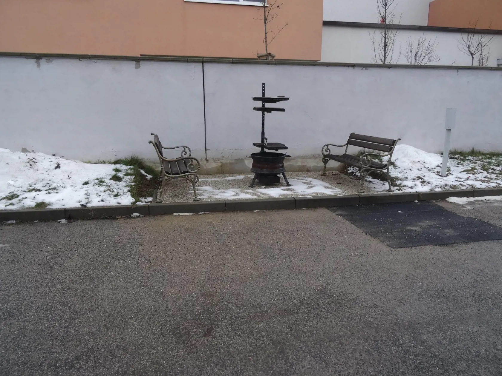 Obyvatelia radovky si vytvorili miesto na grilovanie.