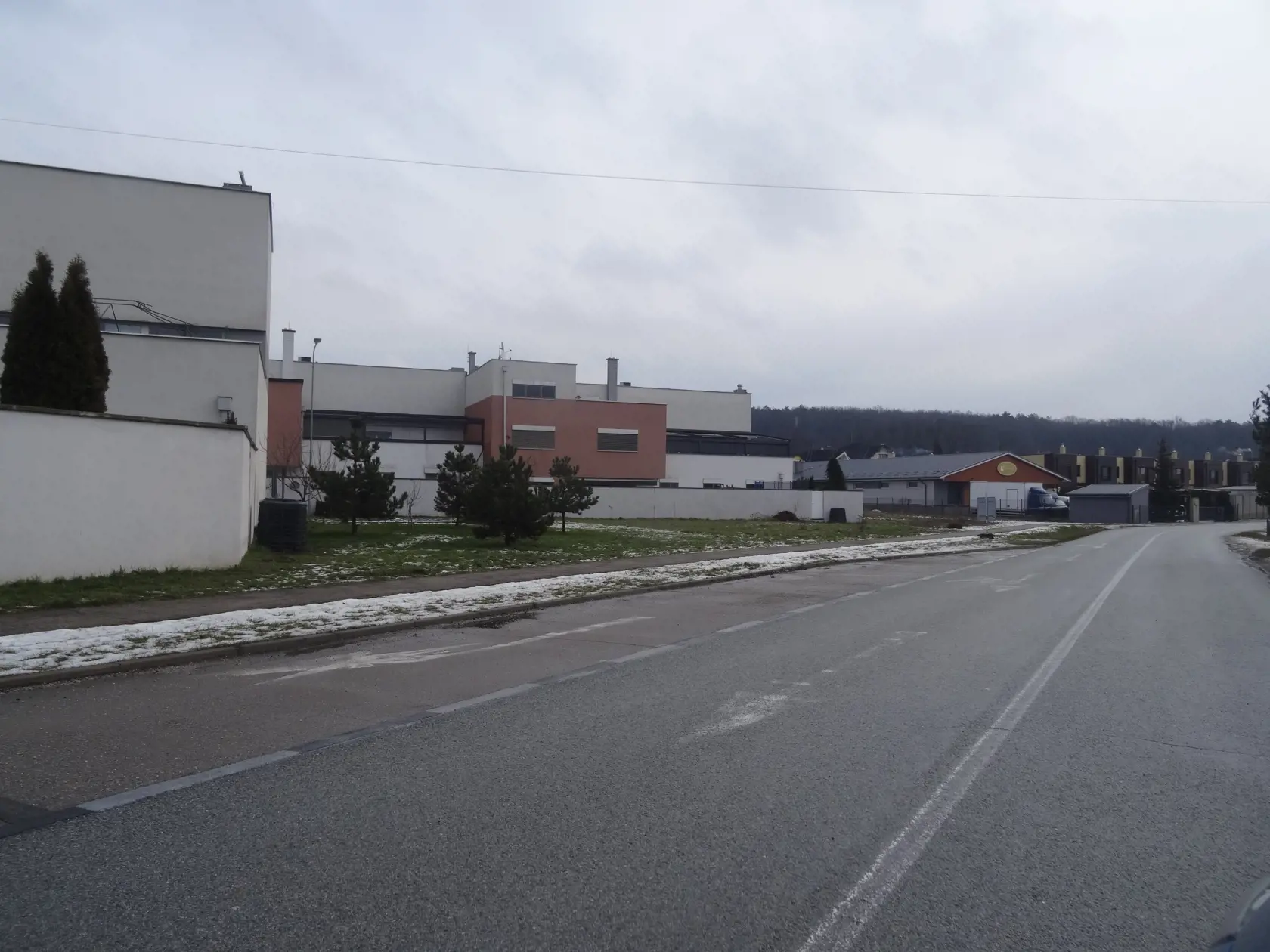 Radovka sa nachádza neďaleko frekventovanej cesty.