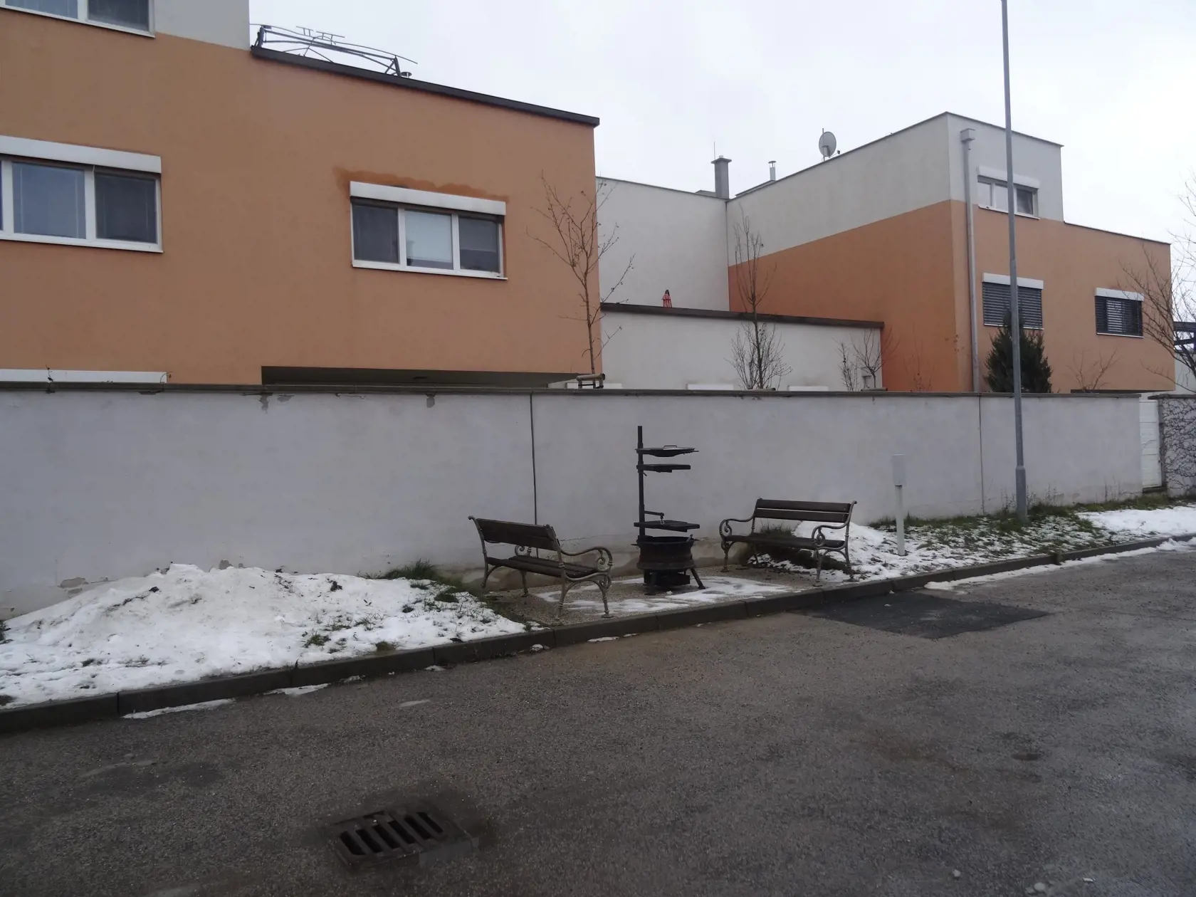 Na ulici majú obyvatelia radovky miesto na grilovanie.