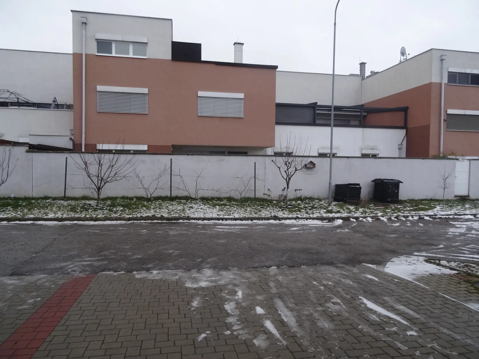 Za bielym plotom na prízemí je byt vdovy po Alexandrovi Rezešovi.