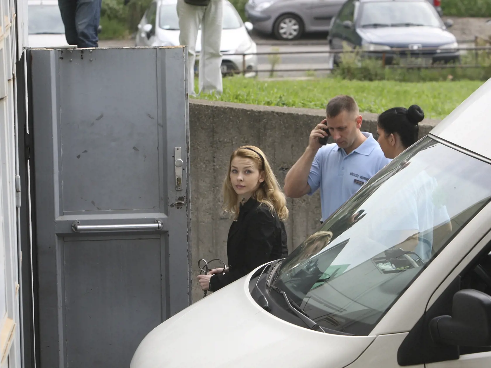 Pokračovanie súdneho procesu s Evou Rezešovou Varholíkovou v Budapešti, ktorá je obvinená zo zavinenia dopravnej nehody pri ktorej prišli o život štyria občania Maďarska. Ešte posledný pohľad na matku. (archív)