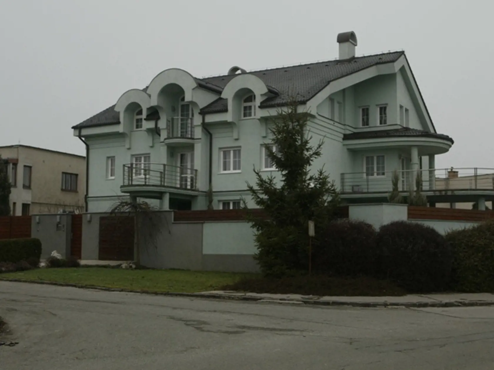2013 - Rezešovci založili bankám vily aj historickú budovu v Košiciach.