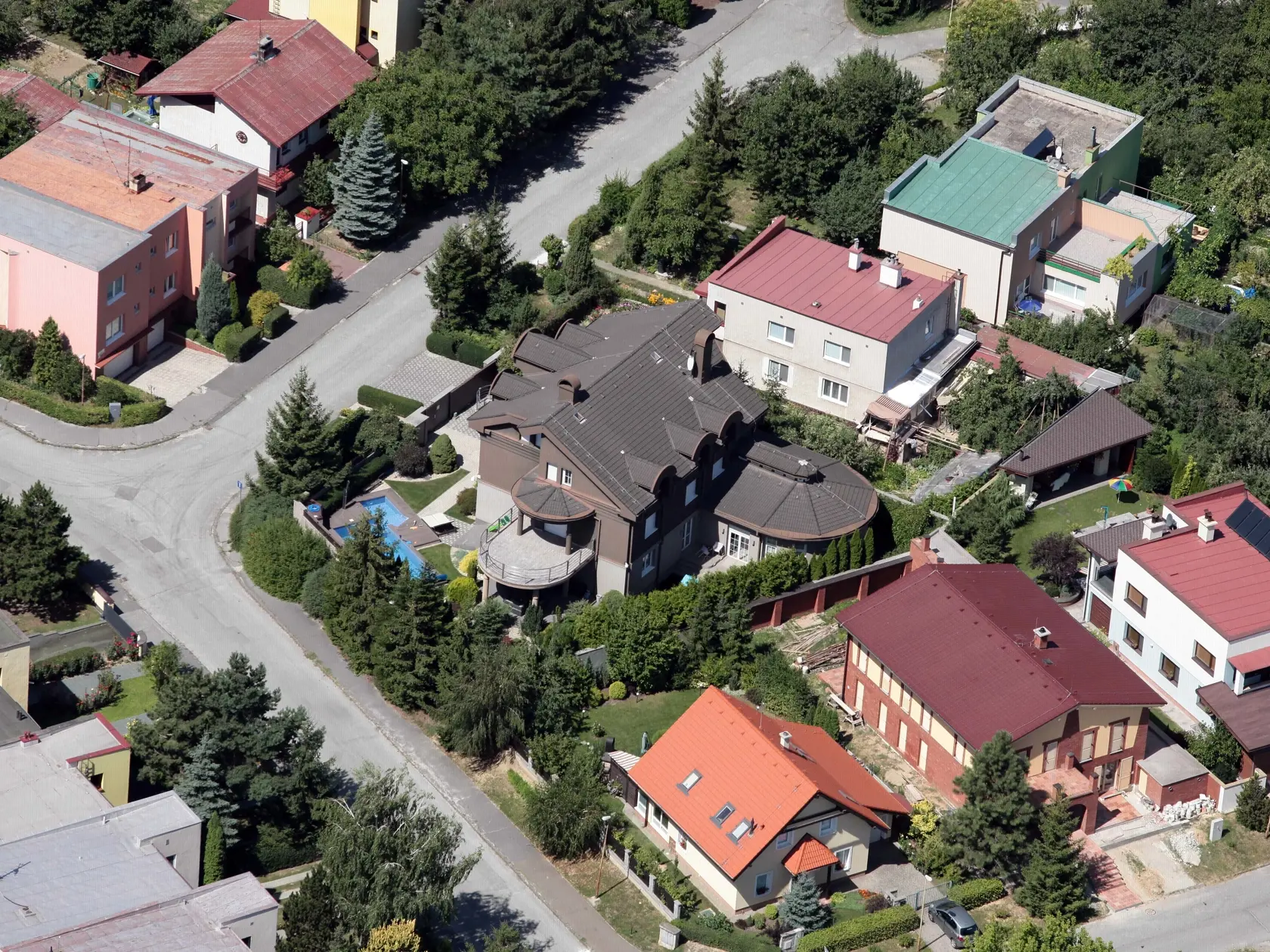 Pohľad na Kremnickú ulicu, kde tesne vedľa seba mali domy rodičia, dcéra a syn. Dnes tam žije už len Július Rezeš, ale dom patrí jeho manželke Eve Džodlovej na ktorú zadlženú nehnuteľnosť prepísal.