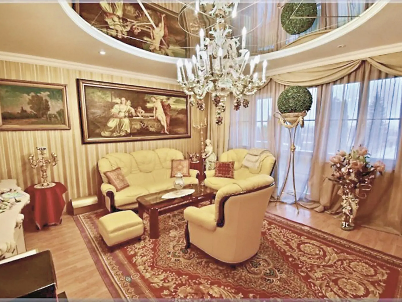 Interiér vily dýchal luxusom, ale aj gýčovitosťou.