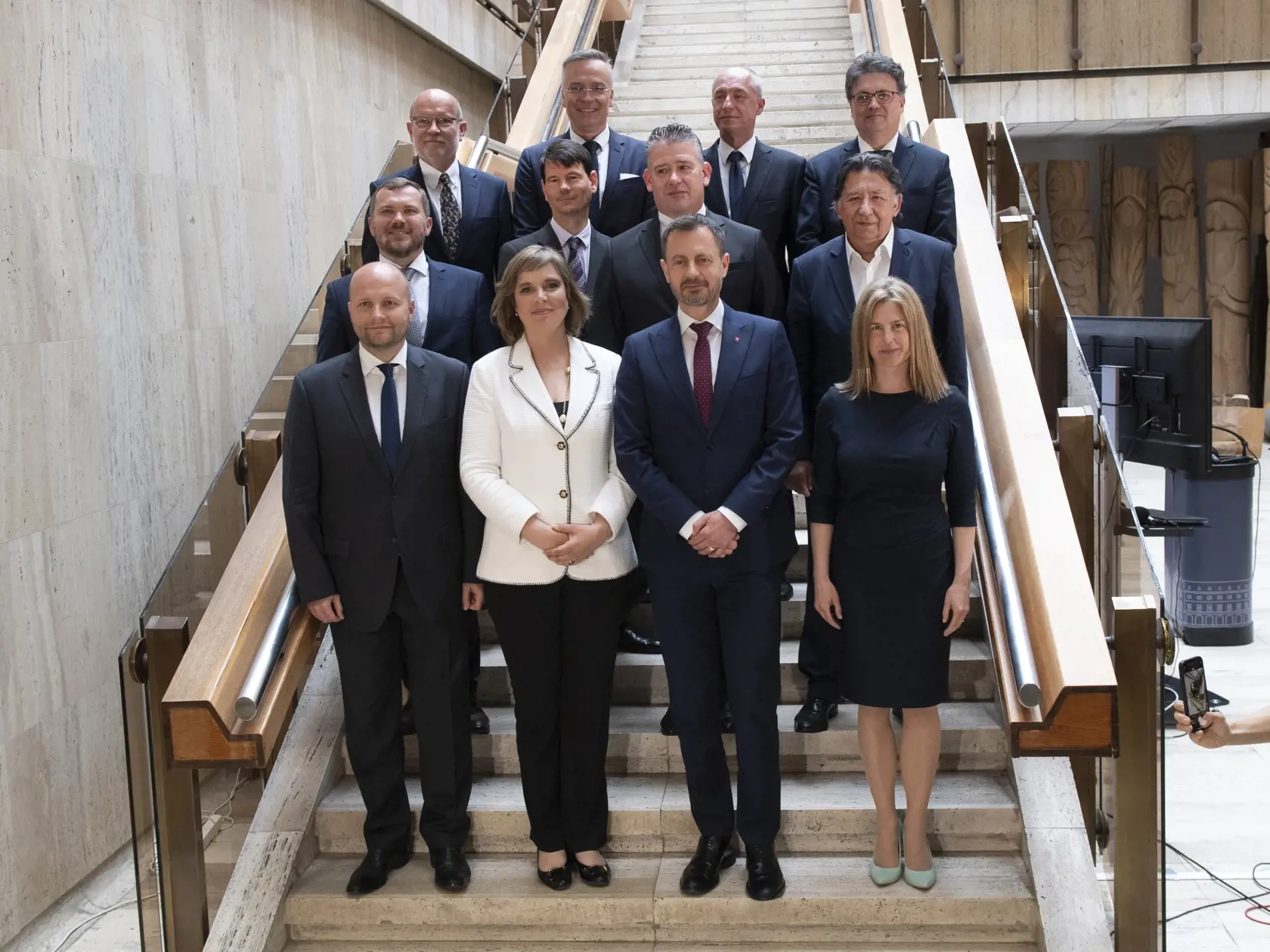Problém vidí exministerka v iných rezortoch. „Napríklad v ministerstve životného prostredia, kde nemajú zazmluvnených ani 100 % sumy, ktorú musia vyčerpať do konca roka,“ uviedla. „Za tri roky nám neprepadlo ani jediné euro, zatiaľ čo predchádzajúcim vládam prepadlo 150 miliónov eur a skrachoval celý operačný program na vedu a inovácie,“ uzavrela Remišová.