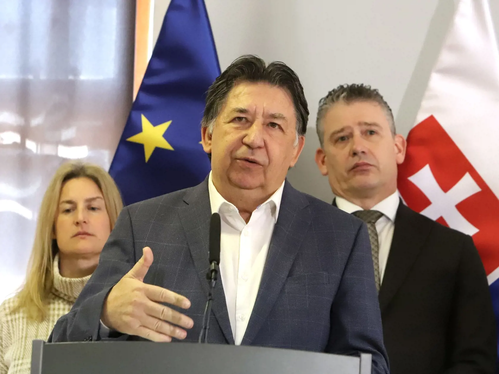 „Všetky voľné financie eurofondov sú na MŽP alokované, to znamená, že o nich bolo rozhodnuté. Teraz ešte v niektorých prípadoch prebiehajú verejné obstarávania, preto nie sú podpísané všetky zmluvy,“ reagoval exminister životného prostredia Ján Budaj.