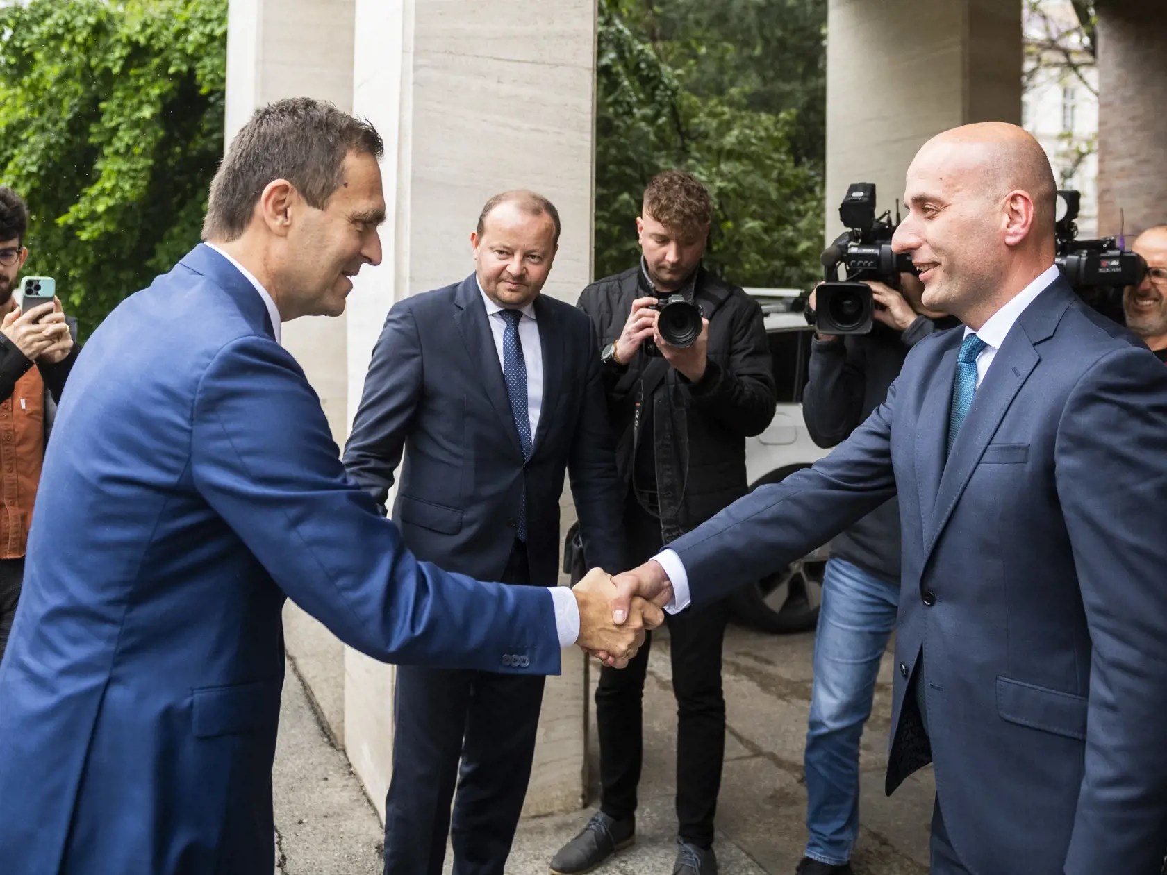 Za svoje osobné priority označil vypracovanie programového vyhlásenia vlády a zabezpečenie toho, aby mal každý minister vo svojom rezorte päť až šesť ľudí, na ktorých sa môže spoľahnúť. „Chceme vytvárať tlak, aby aj tieto inštitúcie prispeli k tomu, aby sme doviedli krajinu pokojne do volieb,“ povedal premiér.
