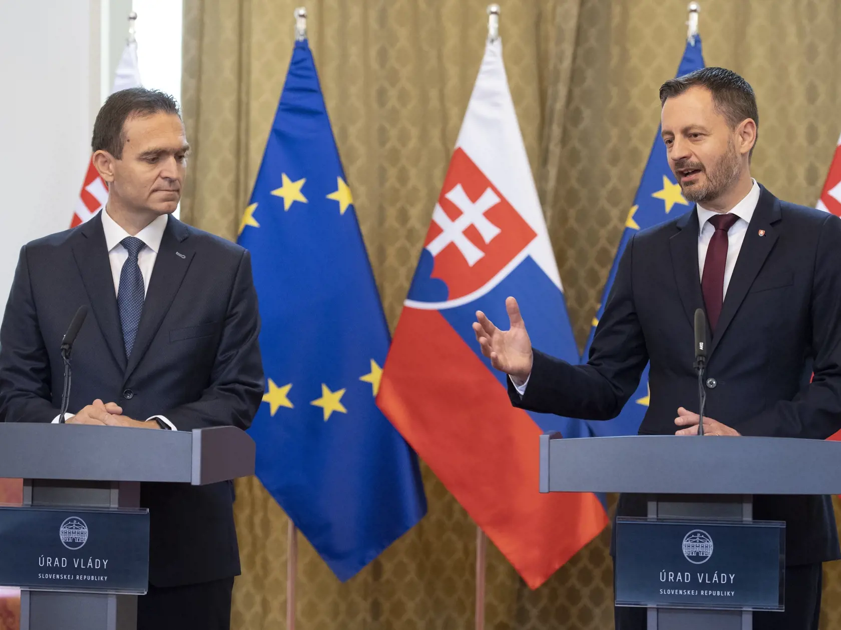 Na snímke vľavo nový predseda vlády SR Ľudovít Ódor a vpravo jeho predchodca Eduard Heger  počas spoločného vyhlásenia na Úrade vlády SR v Bratislave 15. mája 2023. Nový premiér Ľudovít Ódor si v pondelok prevzal od svojho predchodcu Eduarda Hegera Úrad vlády SR. Urobil tak potom, ako ho prezidentka SR Zuzana Čaputová vymenovala do funkcie. Ódor je na čele vlády odborníkov, ktorá vystriedala dočasne poverený kabinet Eduarda Hegera. FOTO TASR - Pavel Neubauer 