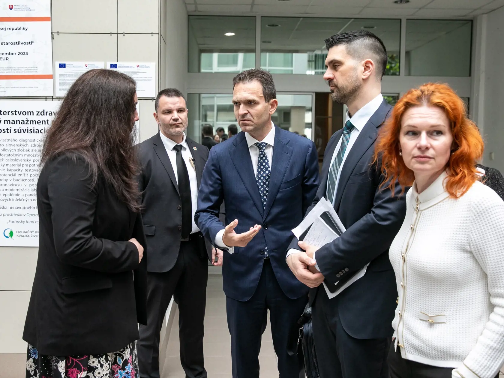 „Európska komisia dala svoju prognózu, kde Slovensko má najvyšší deficit v tomto aj budúcom roku. Dlhodobá udržateľnosť verejných financií je vo vysokom riziku aj podľa komisie, aj podľa rady pre rozpočtovú zodpovednosť,“ konštatoval premiér, ktorý problematicky vníma aj legislatívnu smršť s návrhmi, ktoré majú dosah na verejné financie.