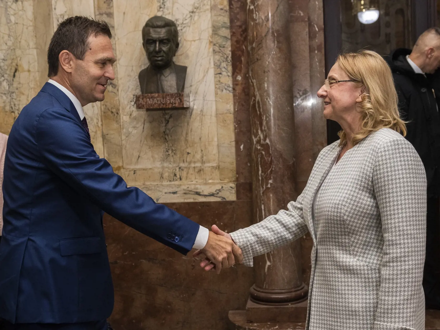 Nový predseda vlády SR Ľudovít Ódor odštartoval v utorok 16. mája 2023 prvú zo série úvodných návštev ministerstiev, počas ktorých sa oboznámi s aktuálnou situáciou v jednotlivých vládnych rezortoch. Na snímke premiér SR Ľudovít Ódor a nová ministerka kultúry SR Silvia Hroncová počas stretnutia na pôde rezortu kultúry v Bratislave 17. mája 2023.  FOTO TASR - Jaroslav Novák