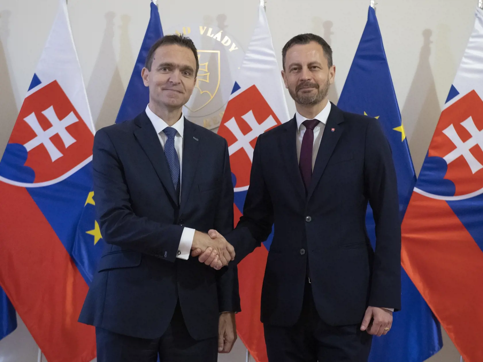 Na snímke vľavo nový predseda vlády SR Ľudovít Ódor pózuje na Úrade vlády SR, kde ho privítal jeho predchodca Eduard Heger (vpravo) počas odovzdania Úradu vlády SR v Bratislave 15. mája 2023. Nový premiér Ľudovít Ódor si v pondelok prevzal od svojho predchodcu Eduarda Hegera Úrad vlády SR. Urobil tak potom, ako ho prezidentka SR Zuzana Čaputová vymenovala do funkcie. Ódor je na čele vlády odborníkov, ktorá vystriedala dočasne poverený kabinet Eduarda Hegera. FOTO TASR - Pavel Neubauer 