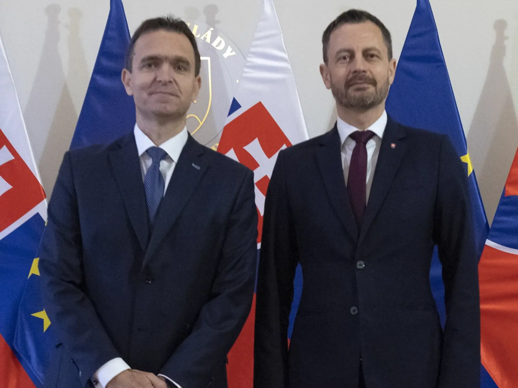 Na snímke vľavo nový predseda vlády SR Ľudovít Ódor pózuje na Úrade vlády SR, kde ho privítal jeho predchodca Eduard Heger (vpravo) počas odovzdania Úradu vlády SR v Bratislave 15. mája 2023. Nový premiér Ľudovít Ódor si v pondelok prevzal od svojho predchodcu Eduarda Hegera Úrad vlády SR. Urobil tak potom, ako ho prezidentka SR Zuzana Čaputová vymenovala do funkcie. Ódor je na čele vlády odborníkov, ktorá vystriedala dočasne poverený kabinet Eduarda Hegera. FOTO TASR - Pavel Neubauer 